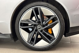 harmaa Audi e-tron GT 2022 kuva 11.