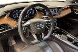 musta Audi e-tron GT 2022 kuva 3.