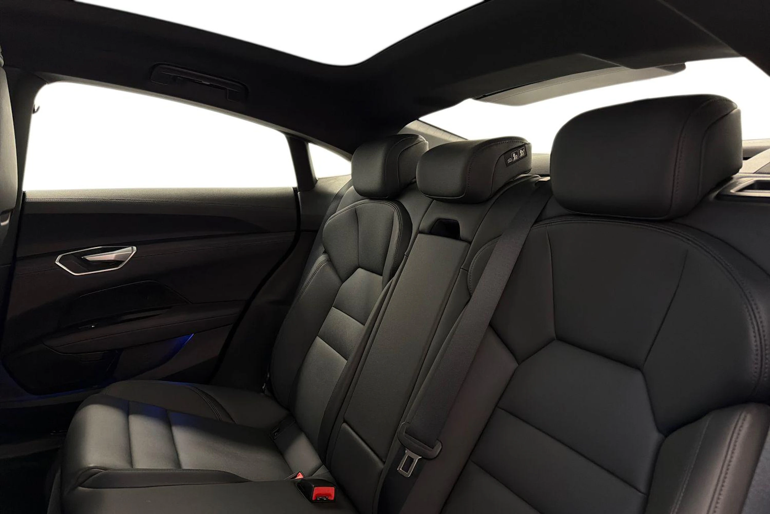 harmaa Audi e-tron GT 2022 kuva 8.