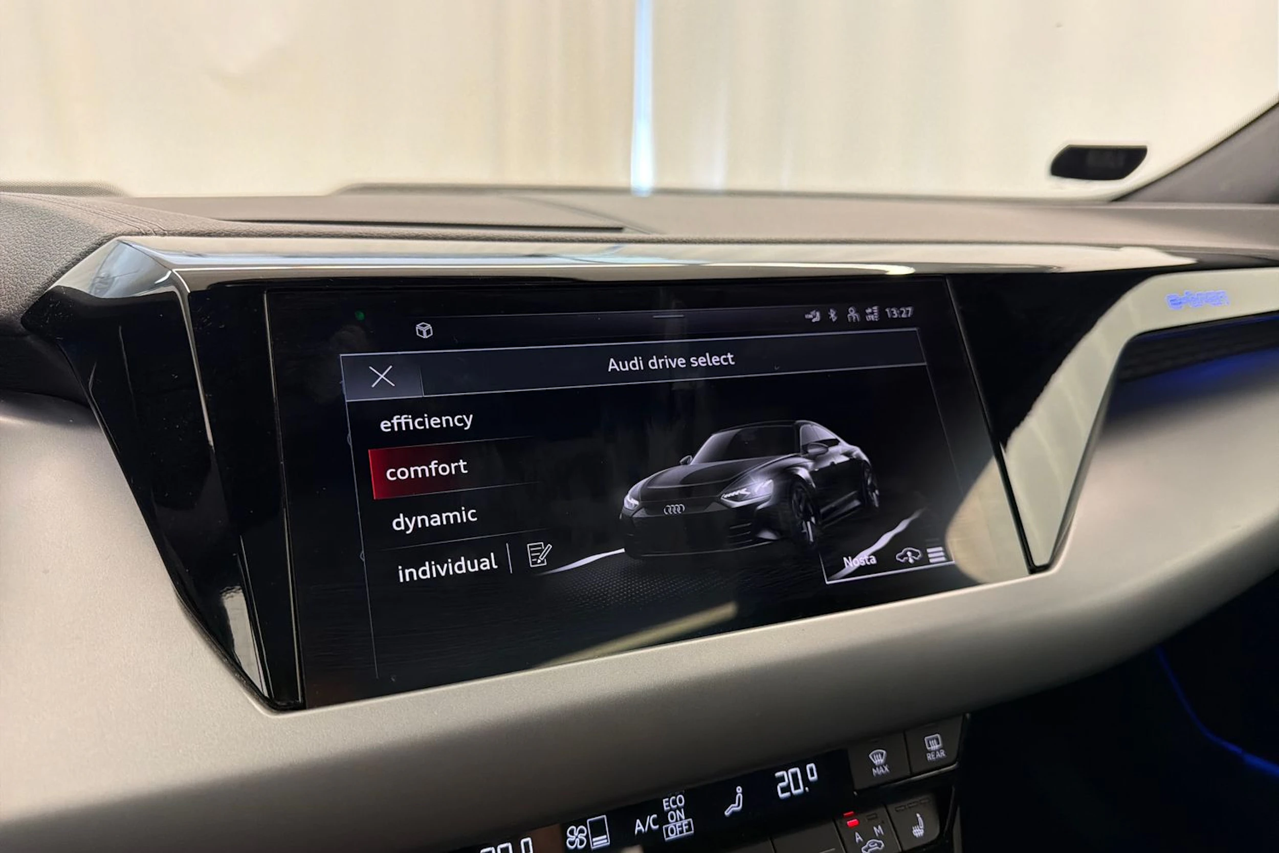 harmaa Audi e-tron GT 2022 kuva 26.