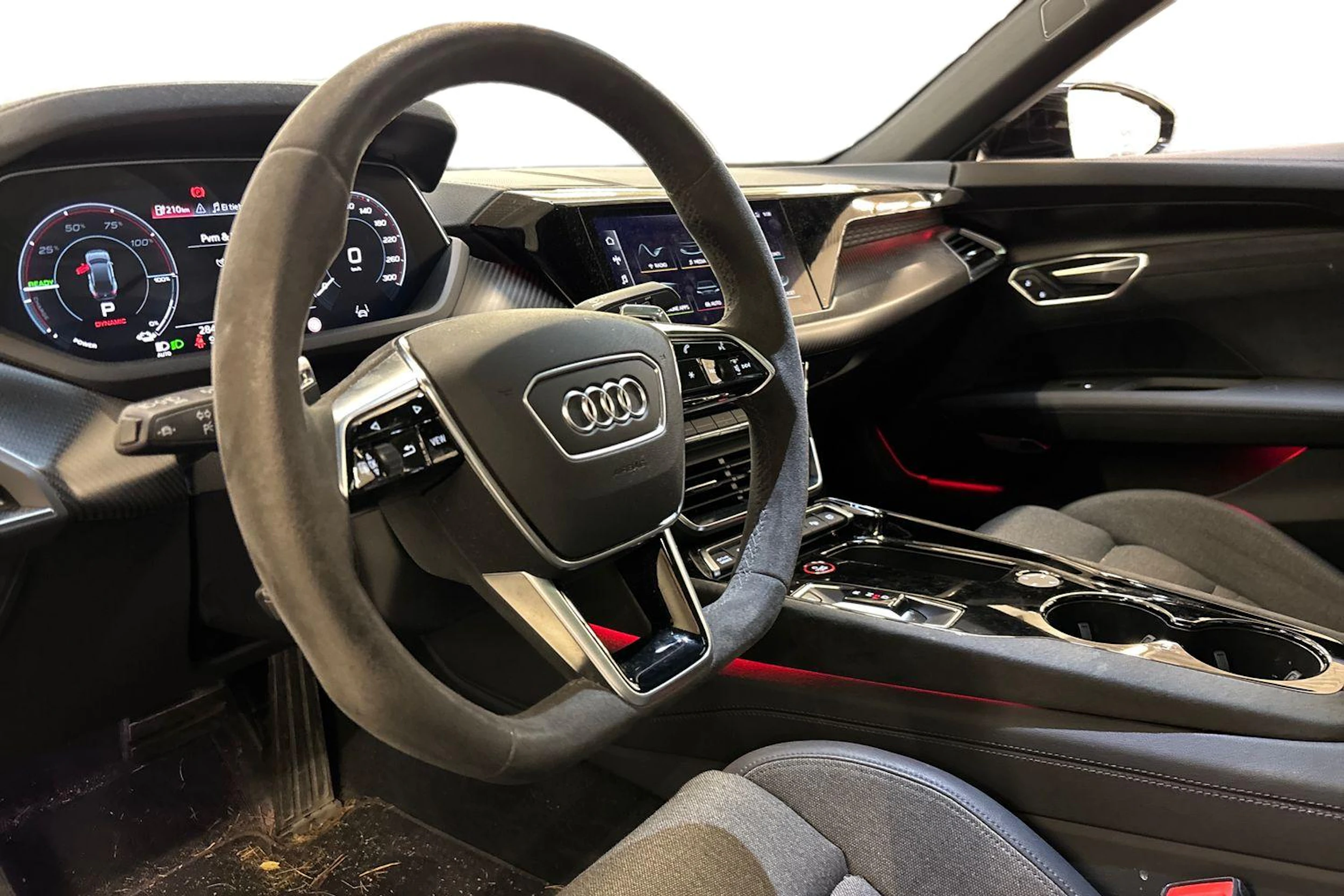 harmaa Audi e-tron GT 2022 kuva 3.