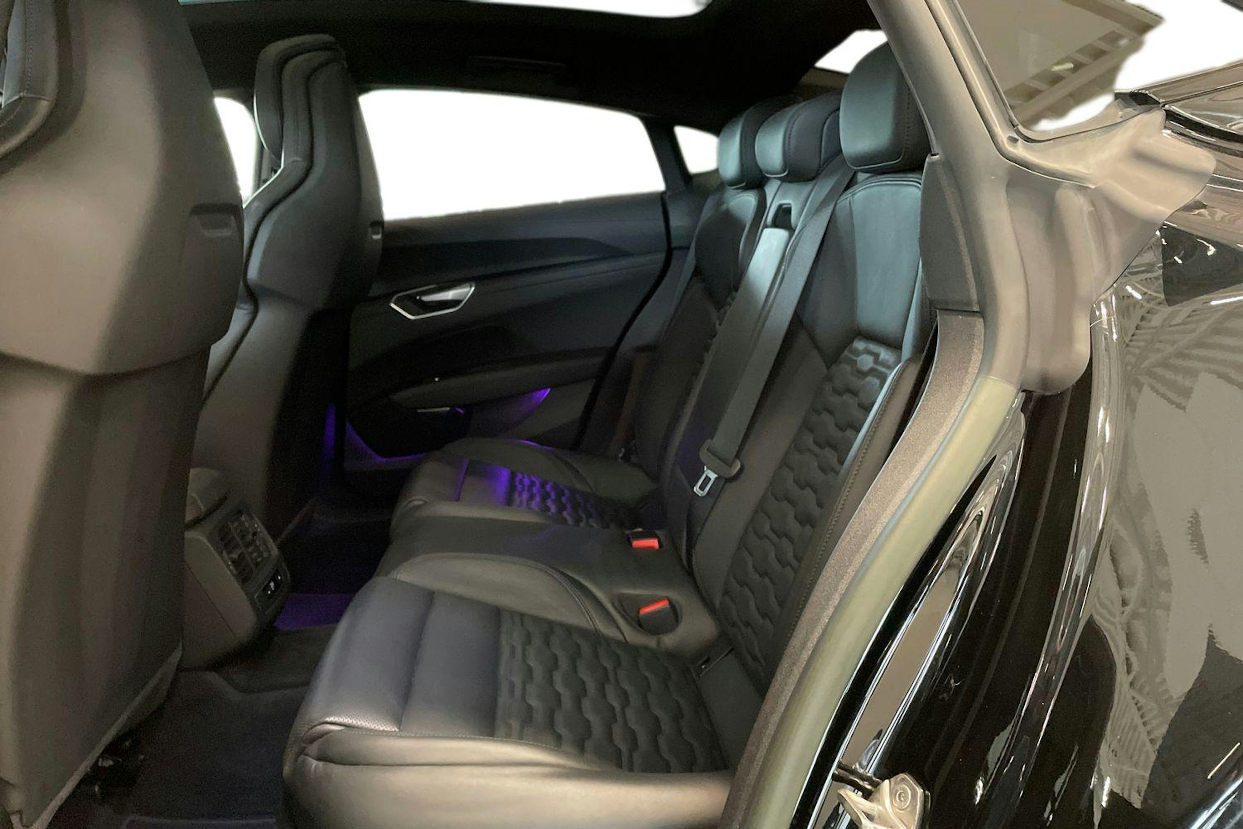 musta Audi e-tron GT 2022 kuva 11.