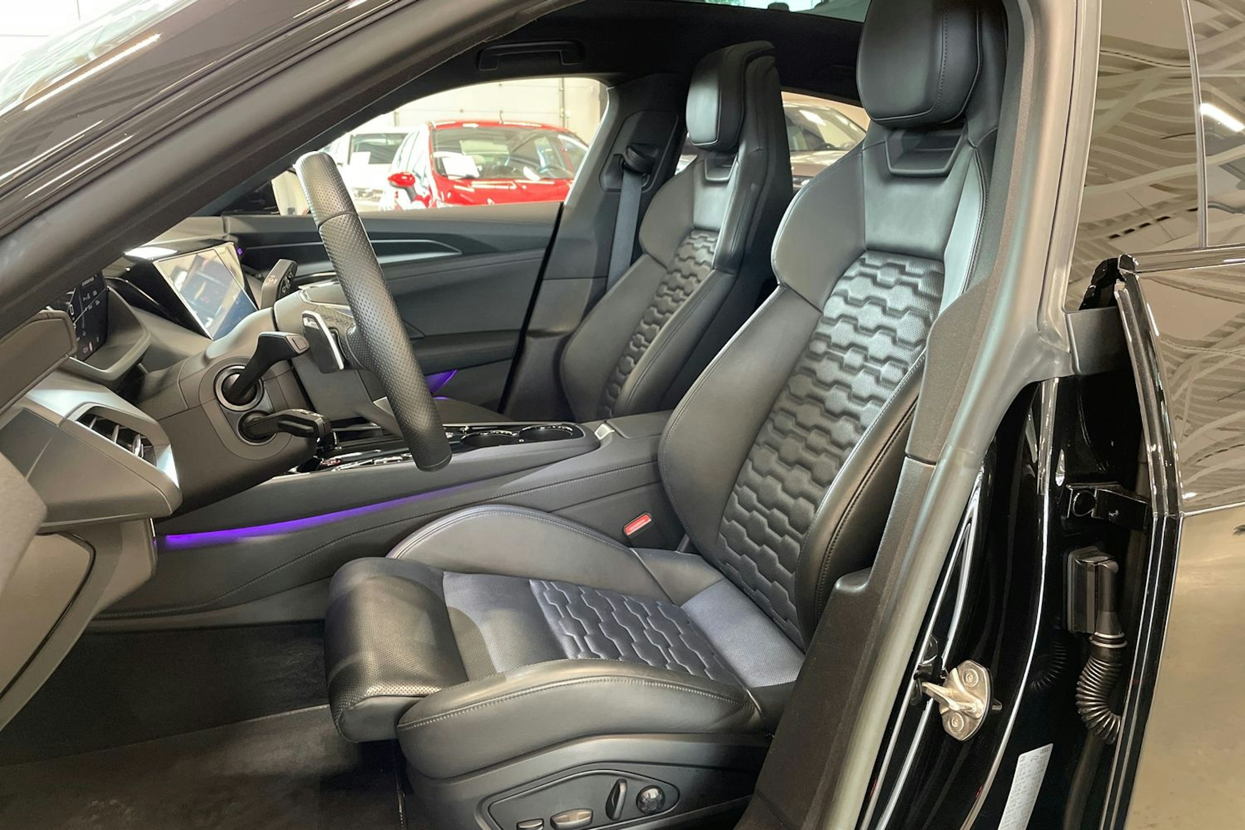 musta Audi e-tron GT 2022 kuva 14.