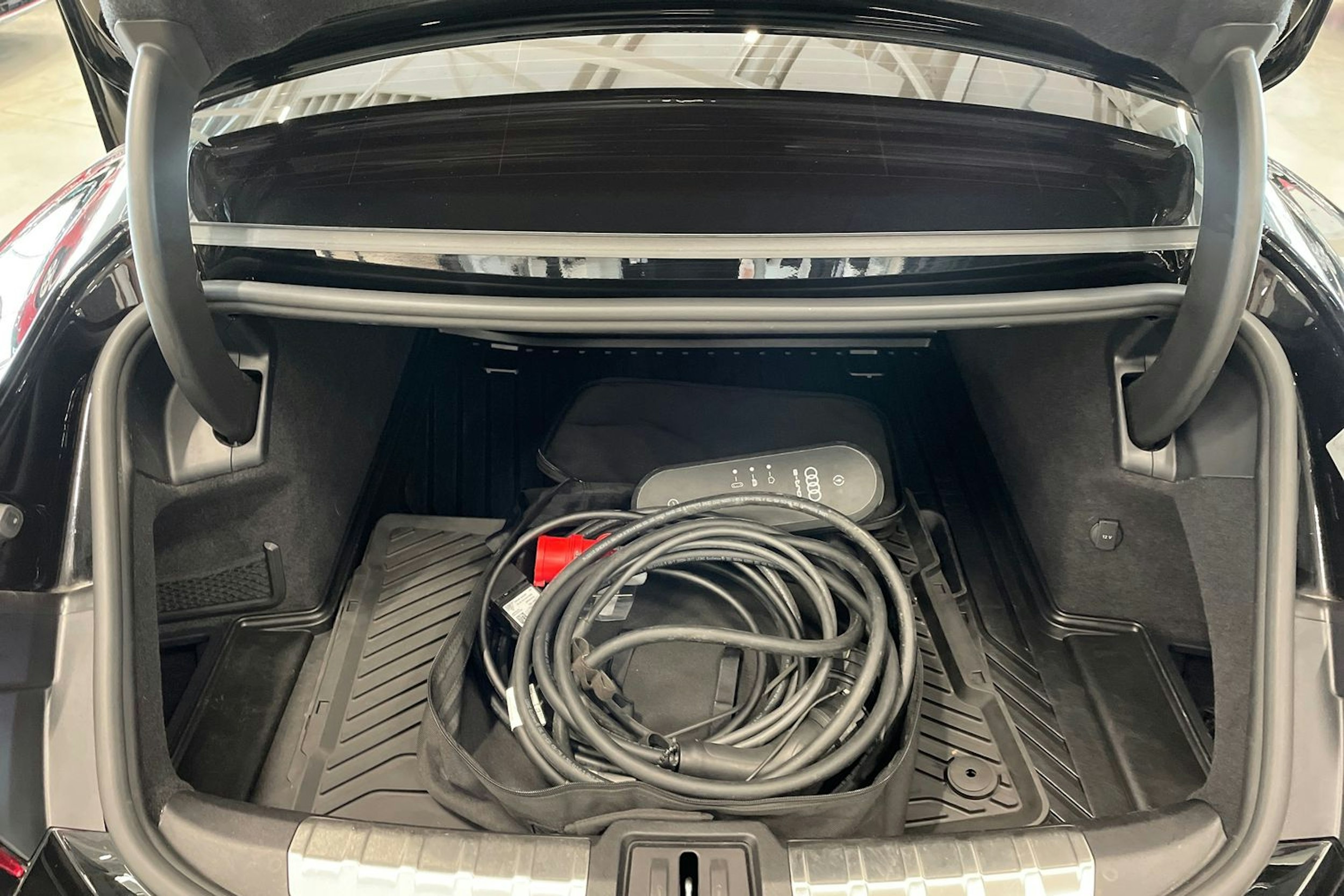 musta Audi e-tron GT 2022 kuva 44.