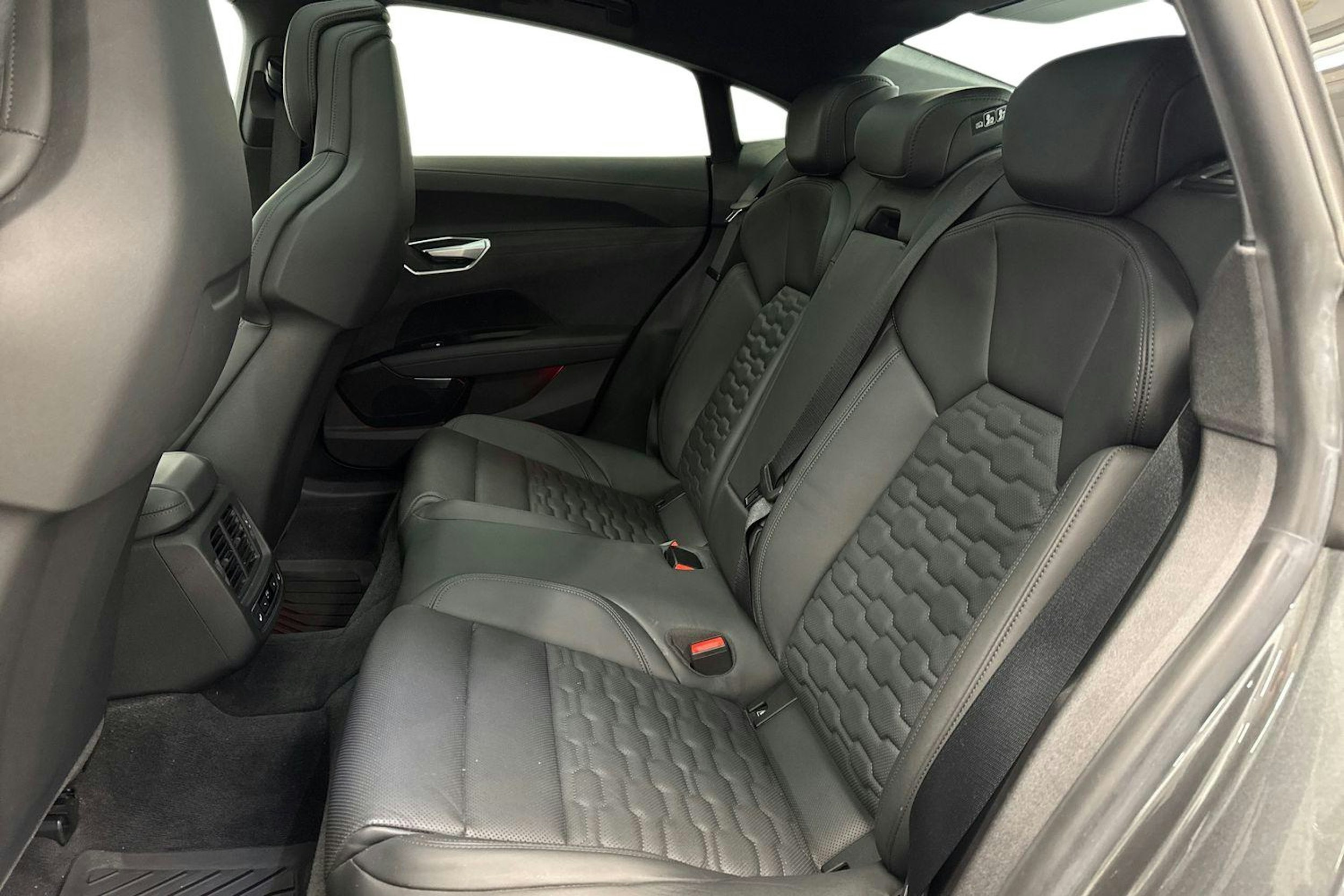 Harmaa Audi e-tron GT 2022 kuva 10.