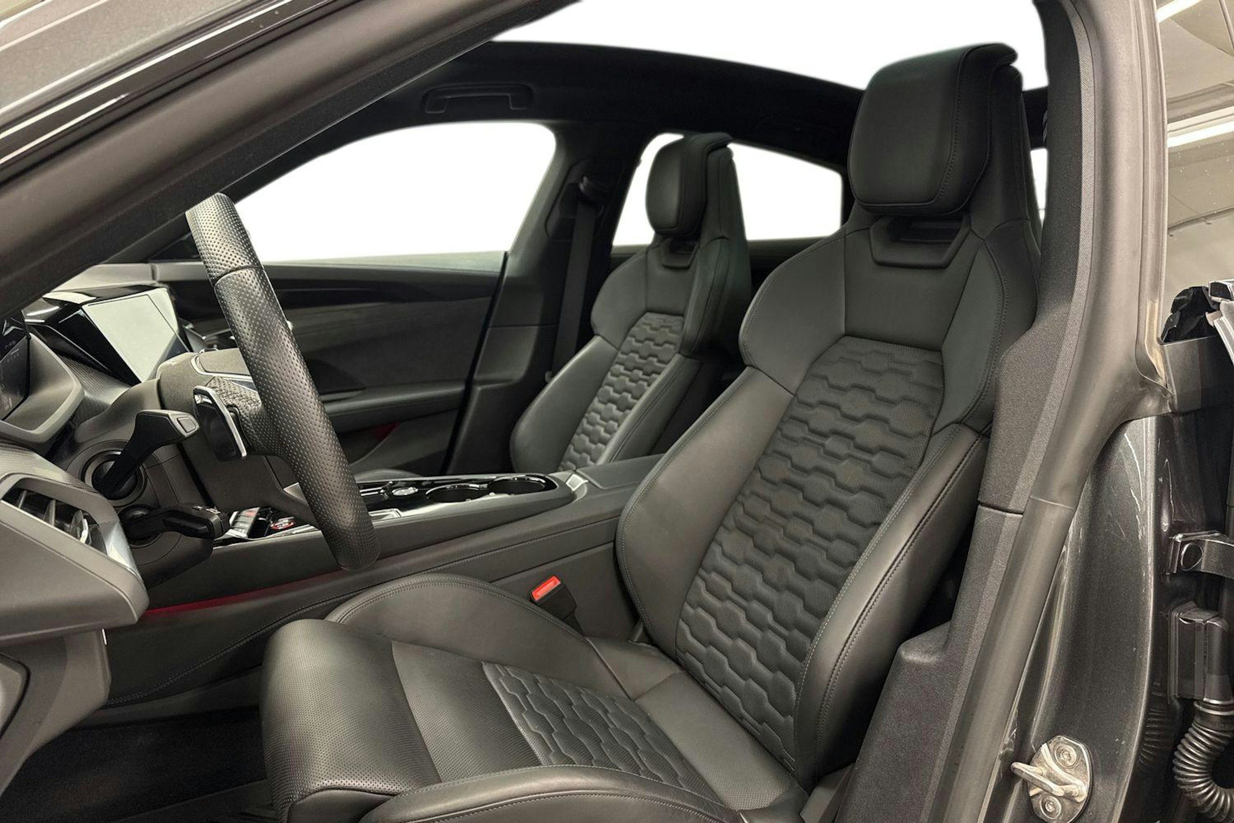 Harmaa Audi e-tron GT 2022 kuva 11.