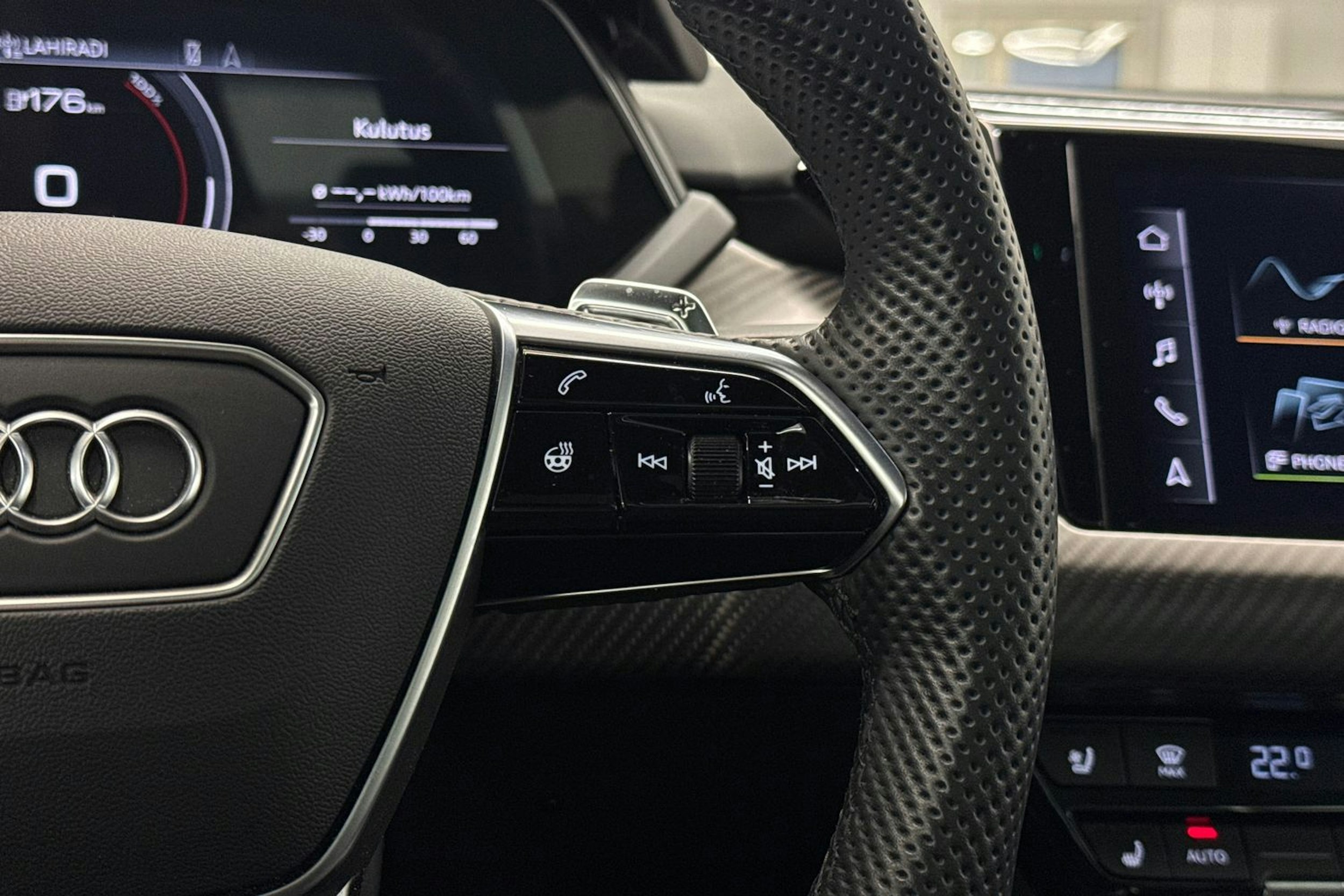 Harmaa Audi e-tron GT 2022 kuva 17.