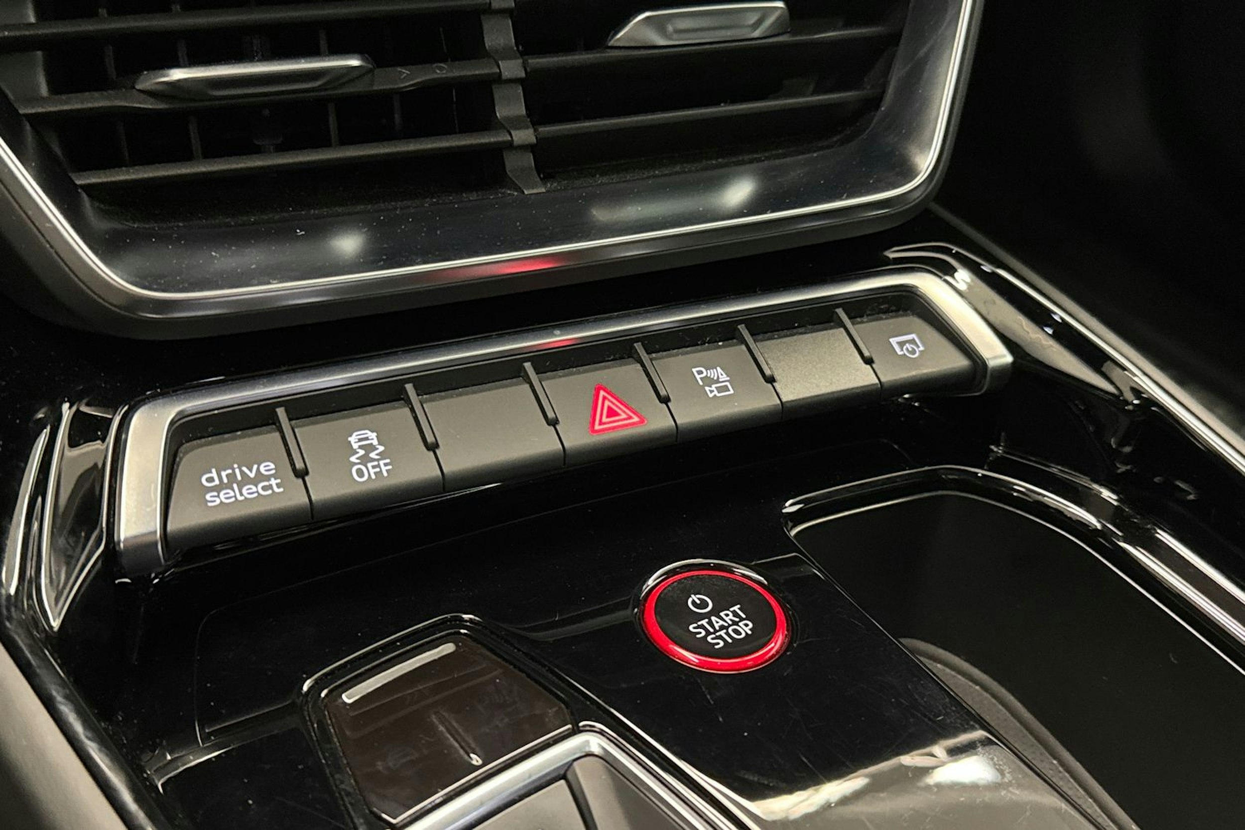 Harmaa Audi e-tron GT 2022 kuva 23.