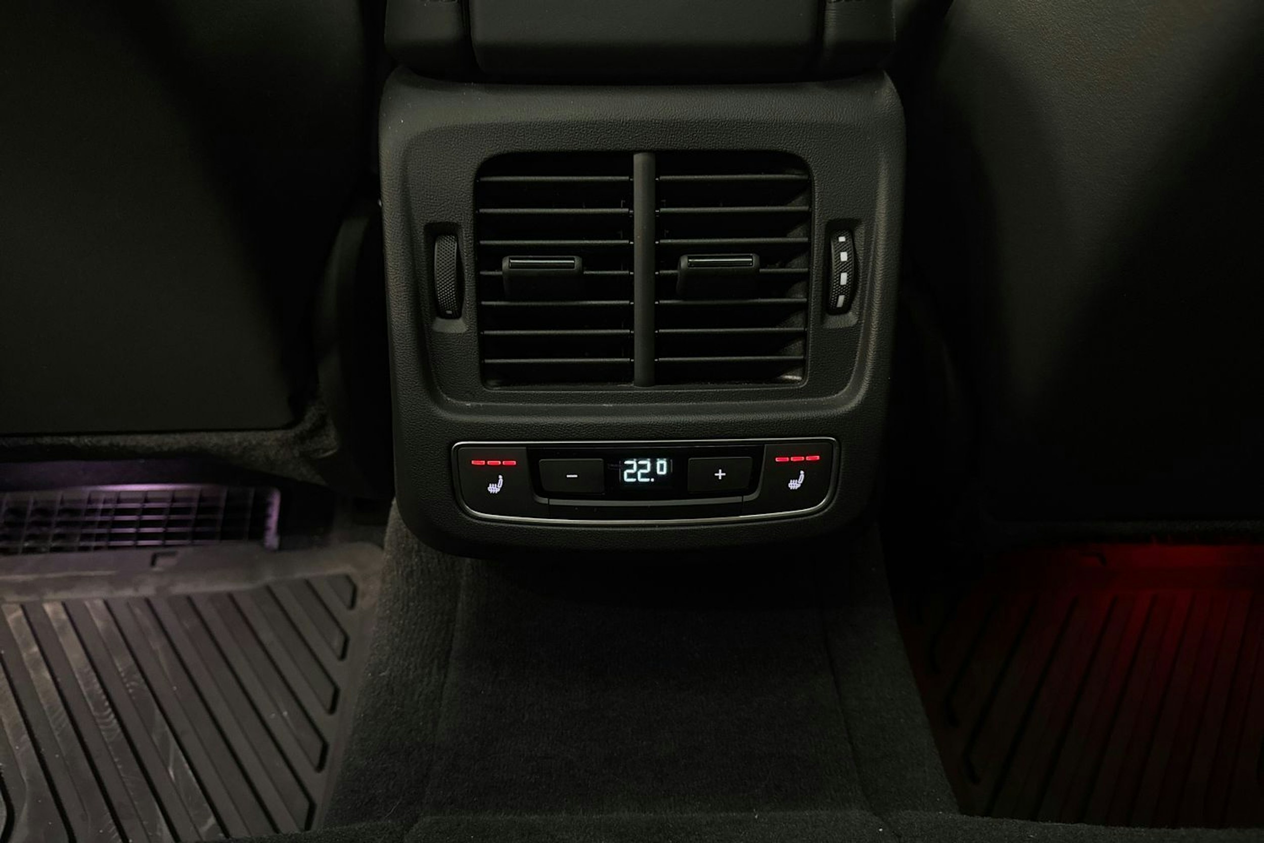 Harmaa Audi e-tron GT 2022 kuva 38.