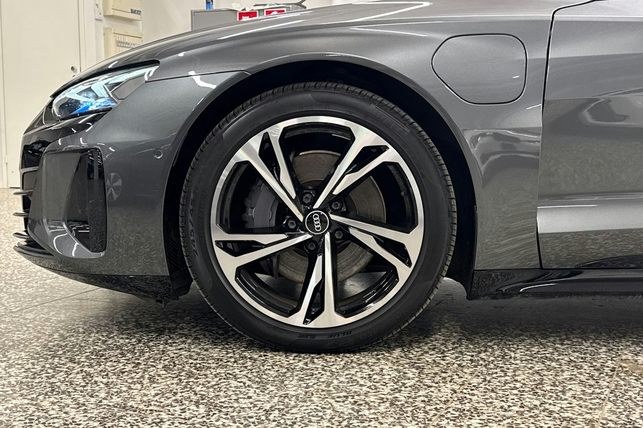 Harmaa Audi e-tron GT 2022 kuva 41.