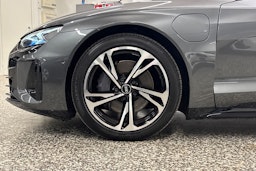 Harmaa Audi e-tron GT 2022 kuva 41.