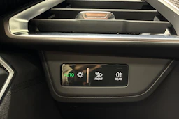met. harmaa Audi e-tron GT 2022 kuva 17.