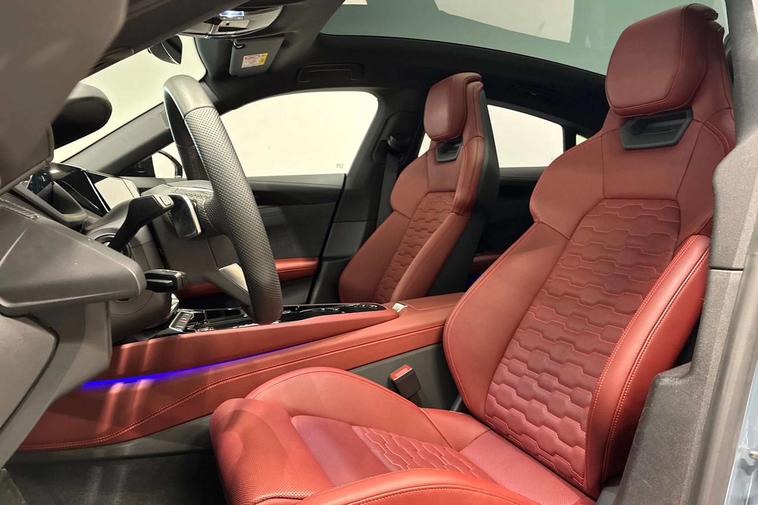 met. harmaa Audi e-tron GT 2022 kuva 30.
