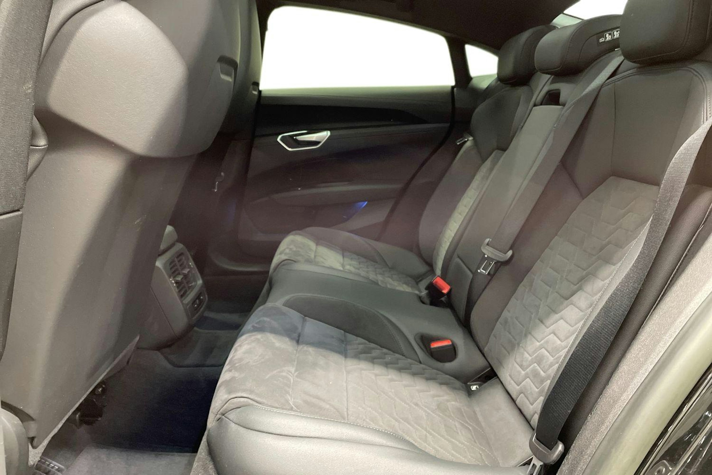 Musta Audi e-tron GT 2023 kuva 10.