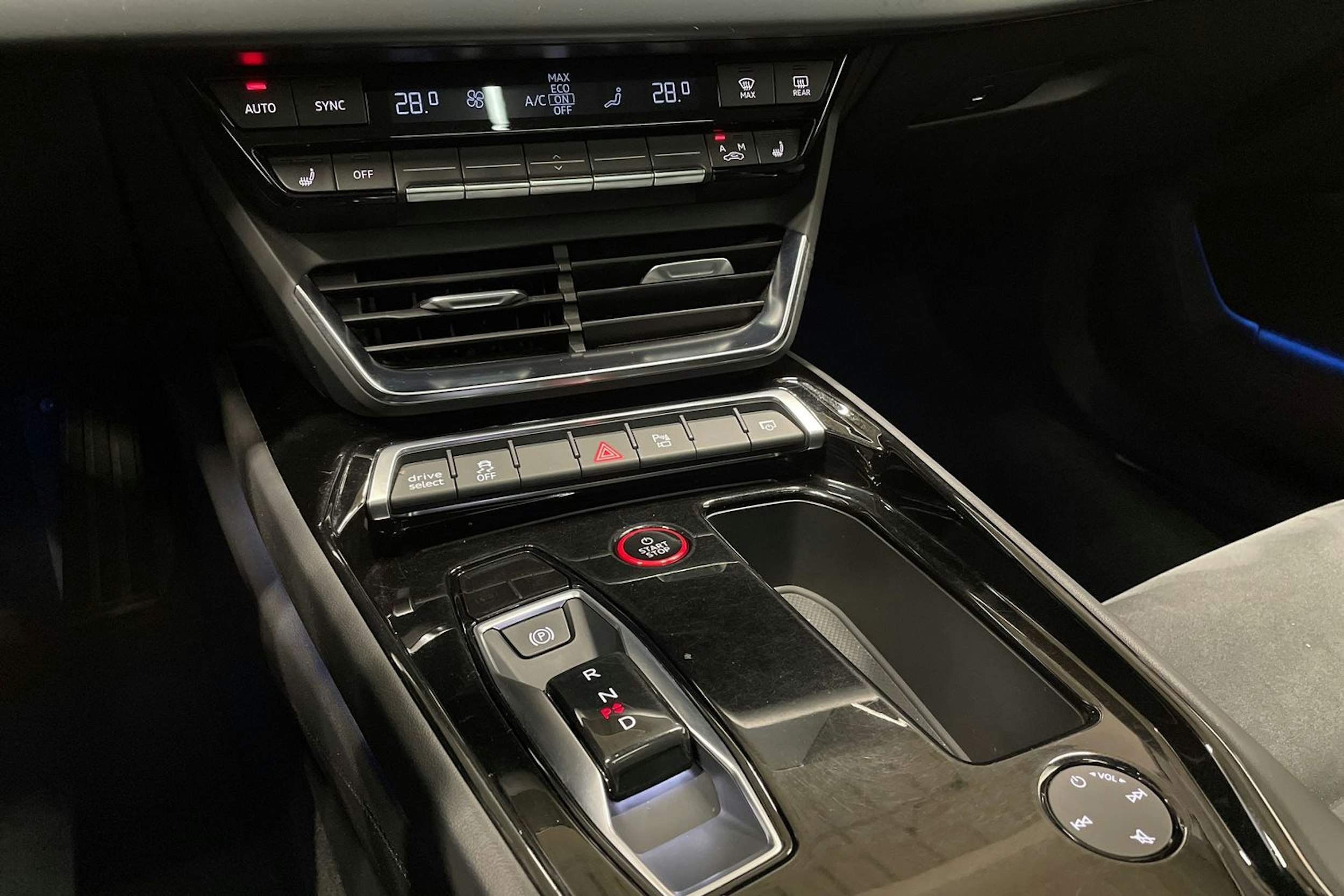 Musta Audi e-tron GT 2023 kuva 24.