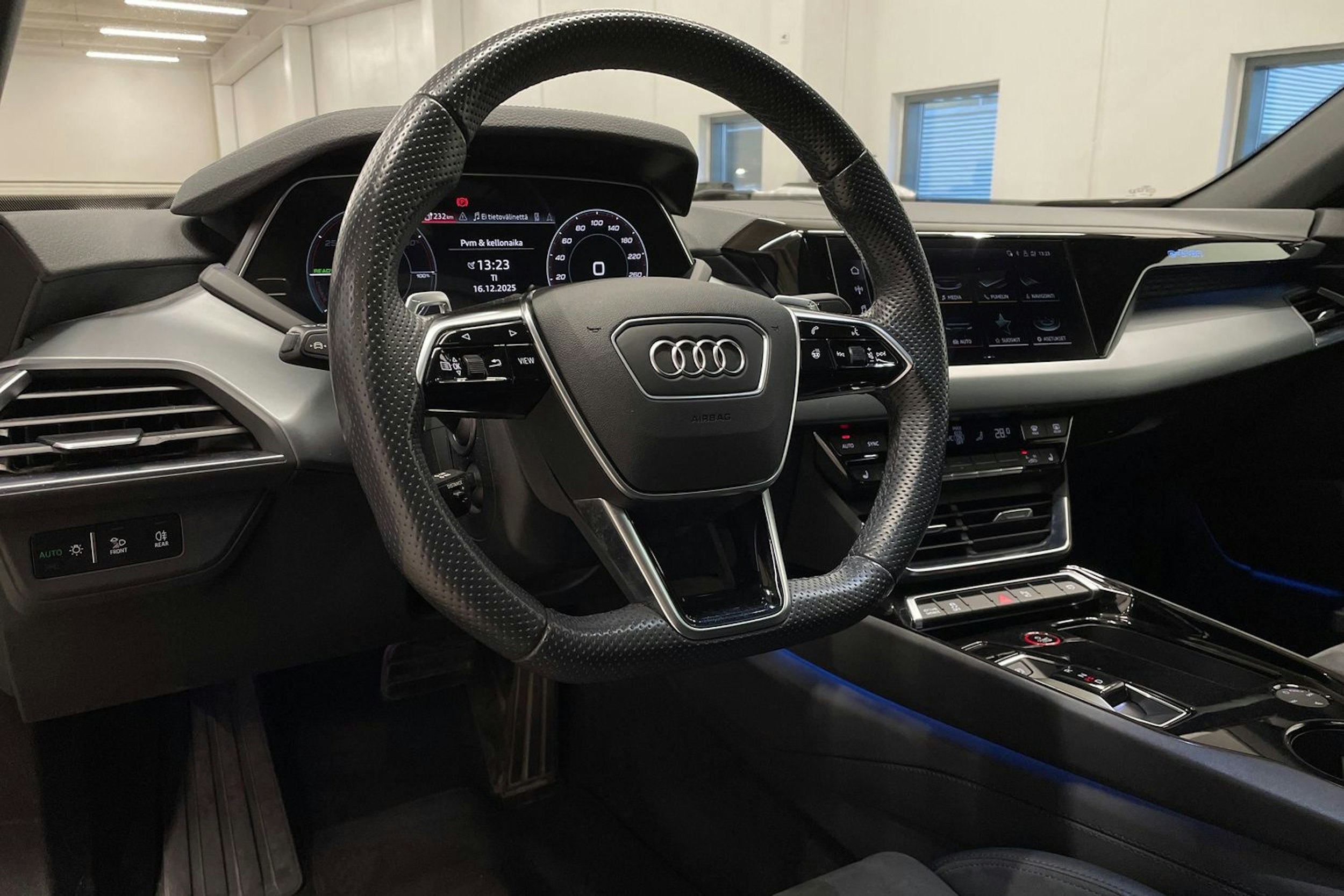 Musta Audi e-tron GT 2023 kuva 33.