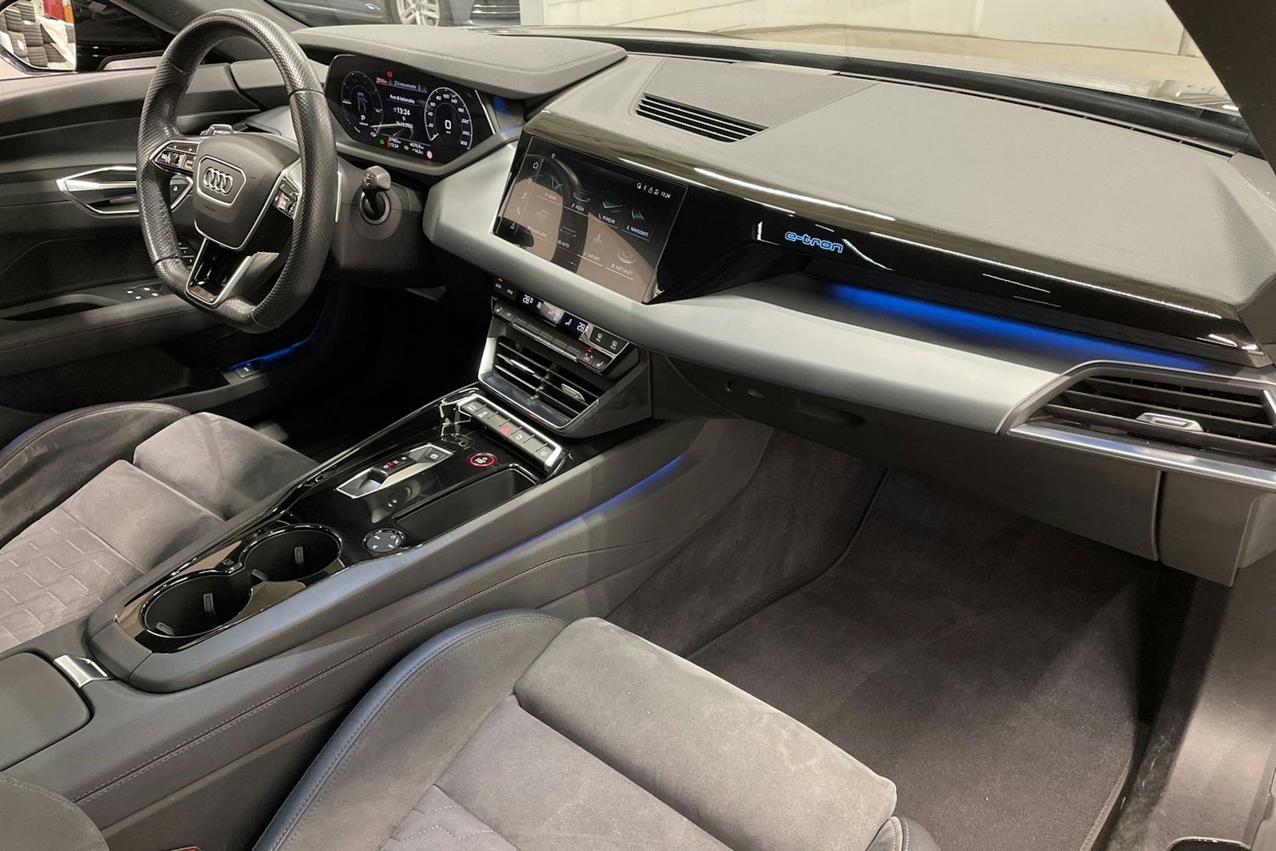 Musta Audi e-tron GT 2023 kuva 35.