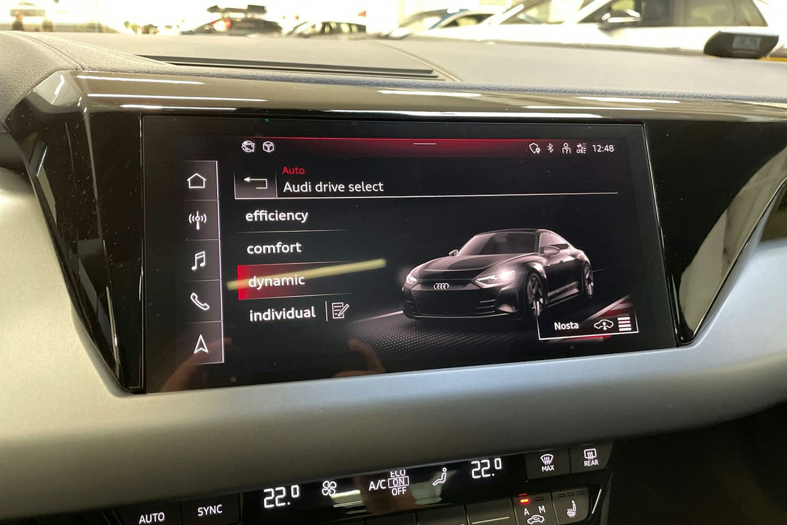 keltainen Audi e-tron GT 2023 kuva 19.