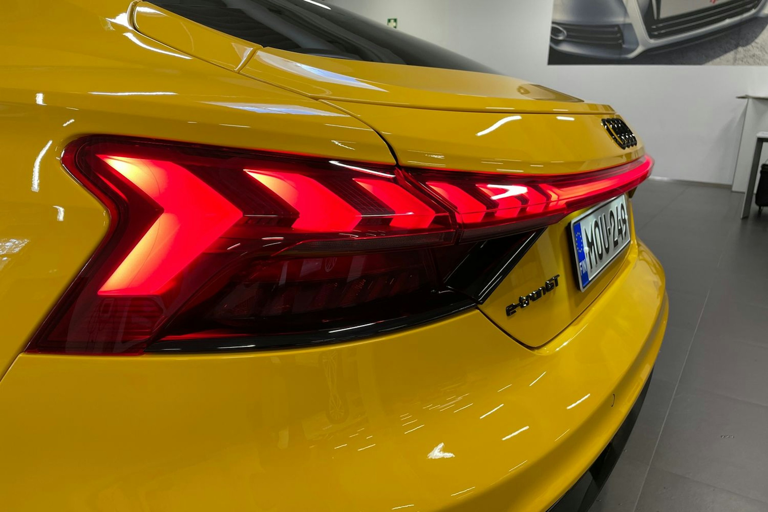 keltainen Audi e-tron GT 2023 kuva 24.