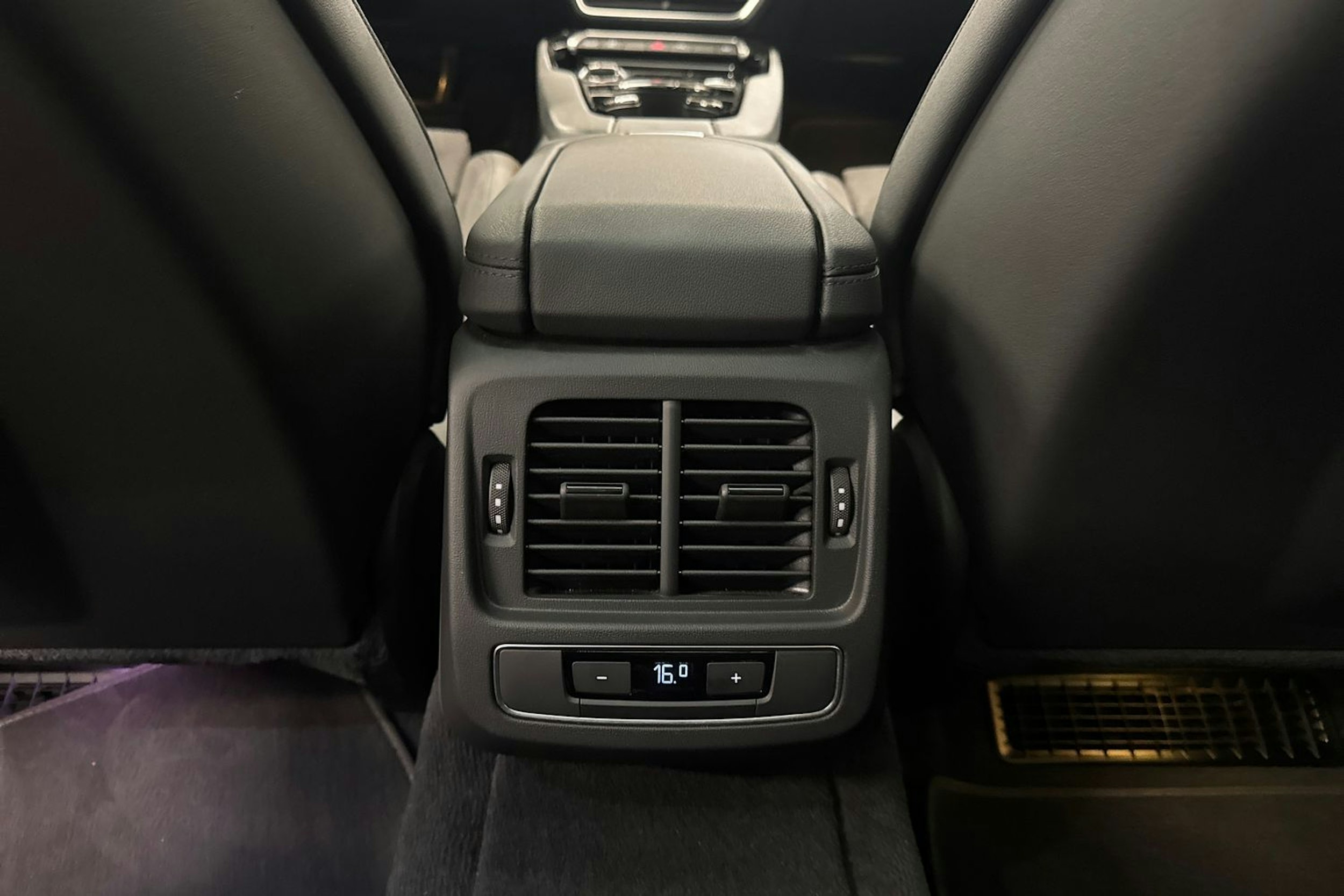 keltainen Audi e-tron GT 2023 kuva 38.