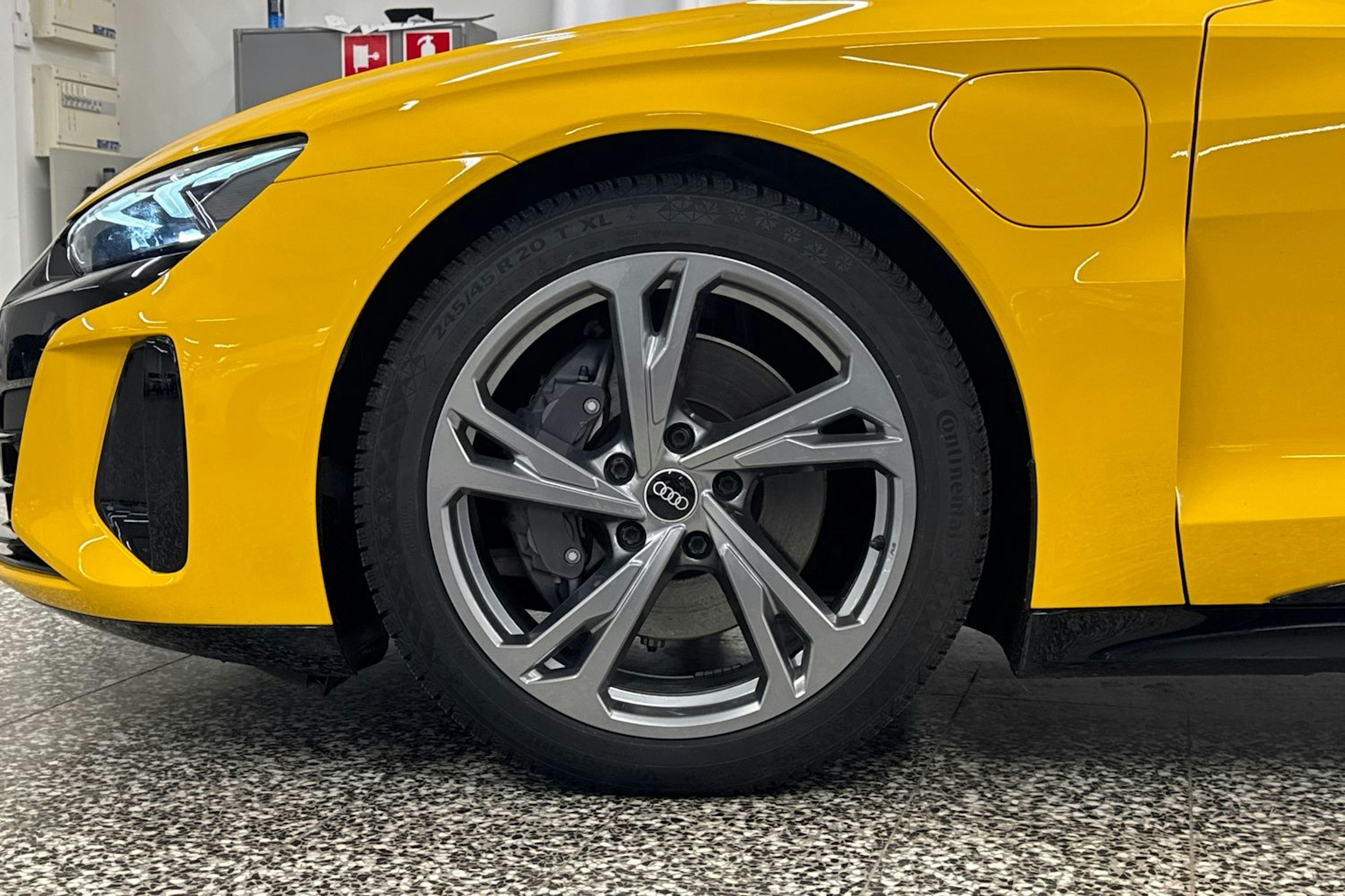 keltainen Audi e-tron GT 2023 kuva 41.