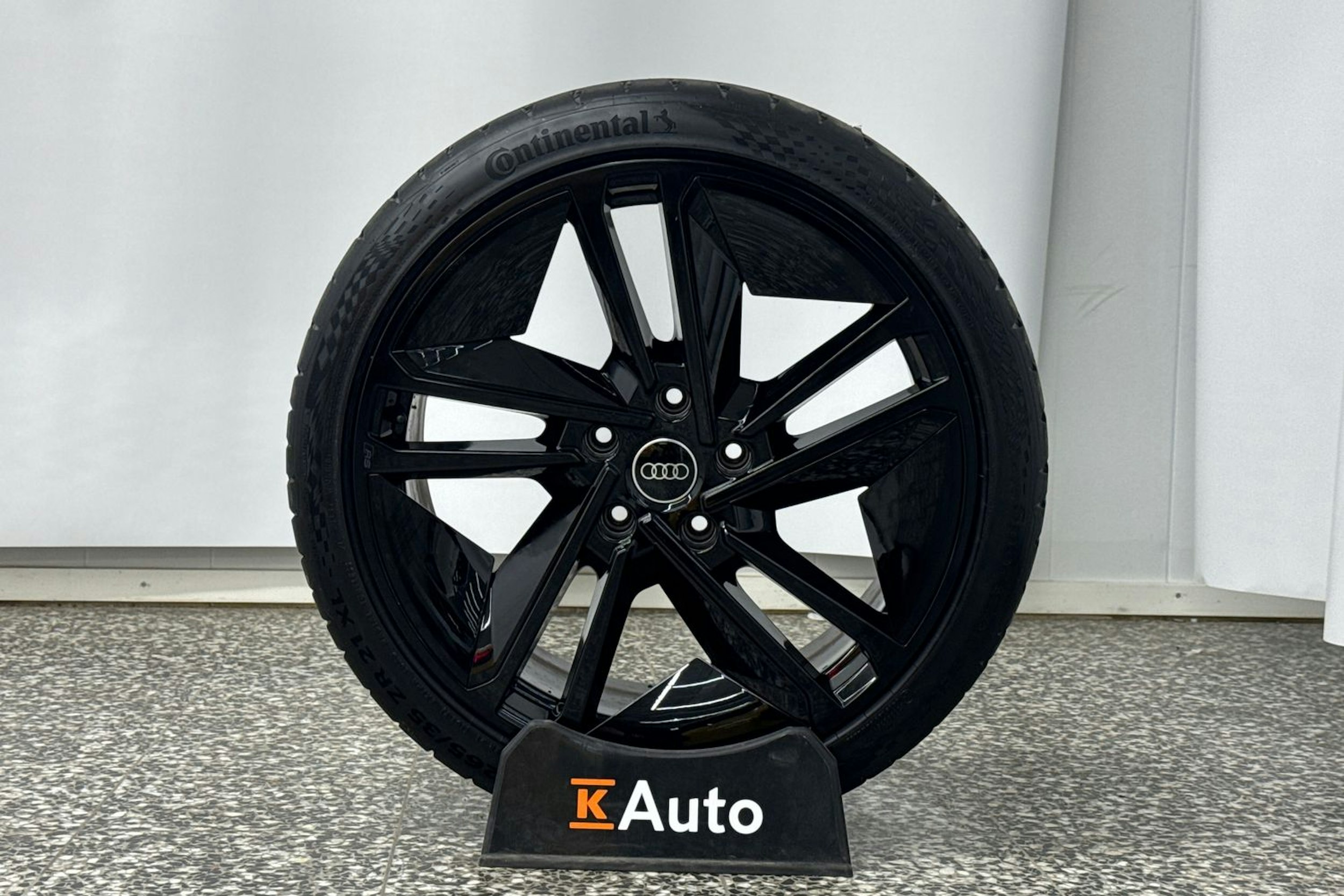 keltainen Audi e-tron GT 2023 kuva 43.