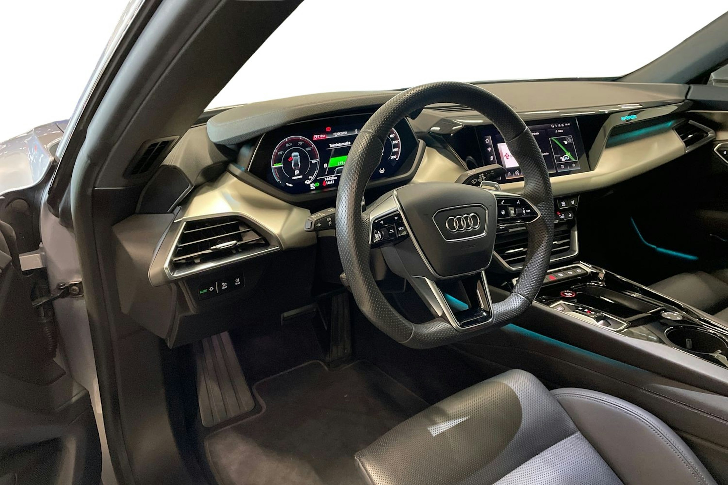 met. harmaa Audi e-tron GT 2023 kuva 7.
