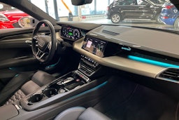 met. harmaa Audi e-tron GT 2023 kuva 16.