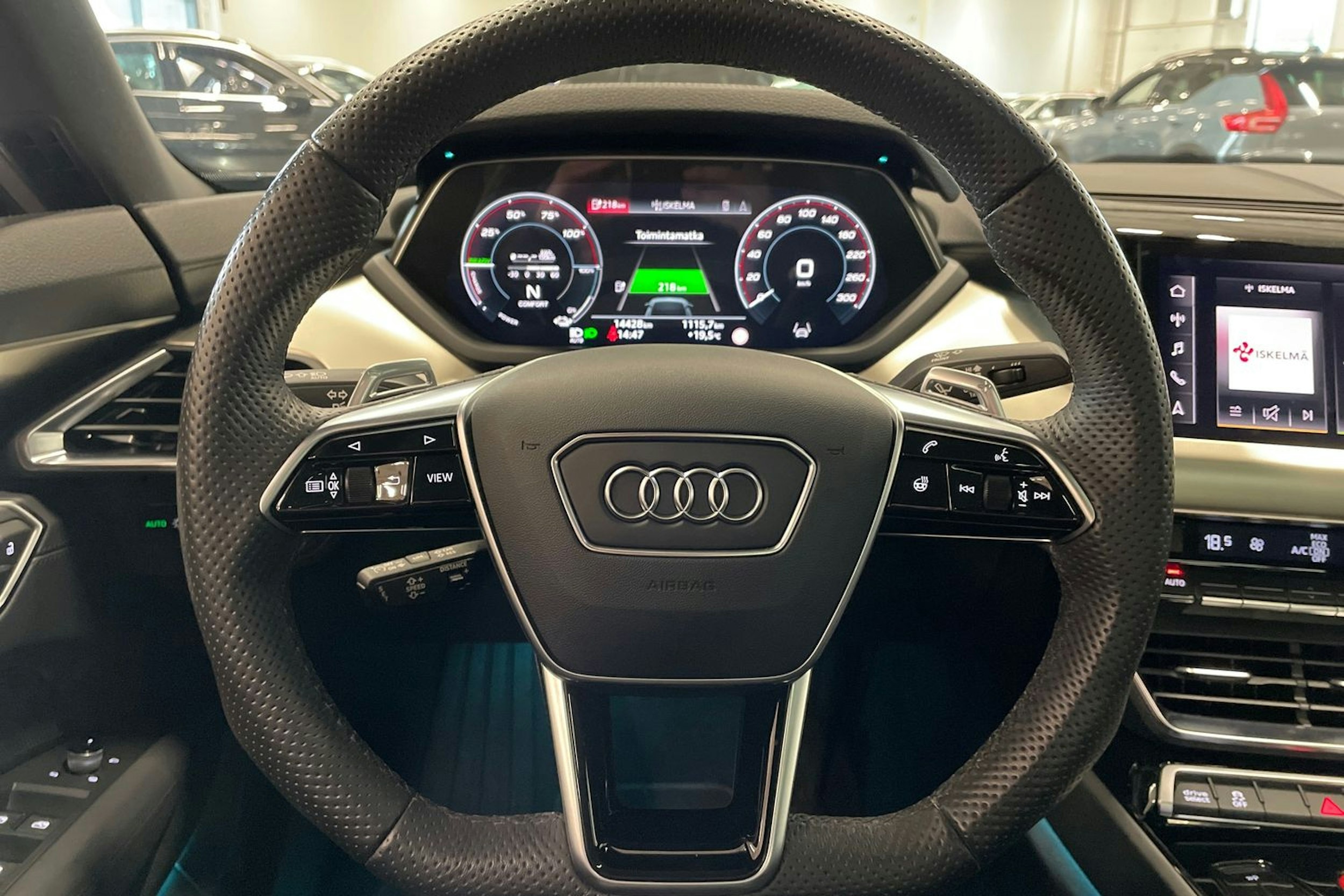 met. harmaa Audi e-tron GT 2023 kuva 17.