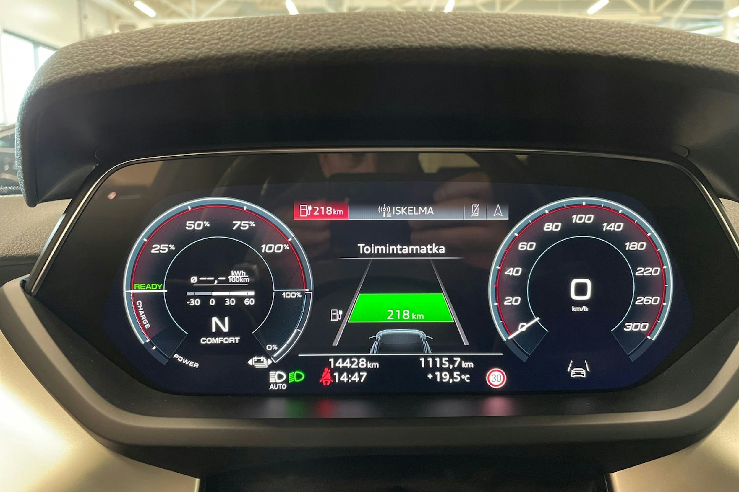 met. harmaa Audi e-tron GT 2023 kuva 21.