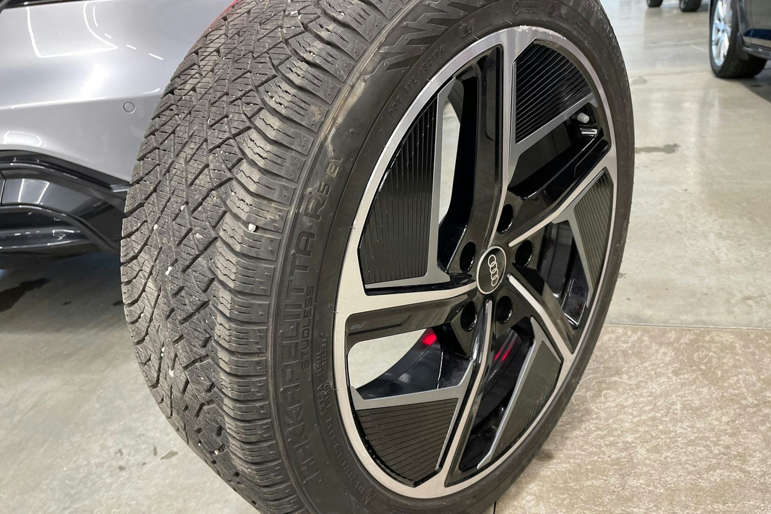 met. harmaa Audi e-tron GT 2023 kuva 38.