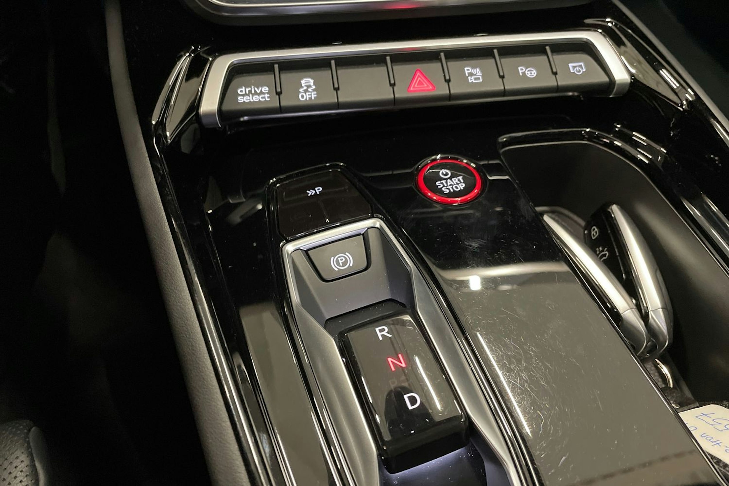 met. harmaa Audi e-tron GT 2023 kuva 42.