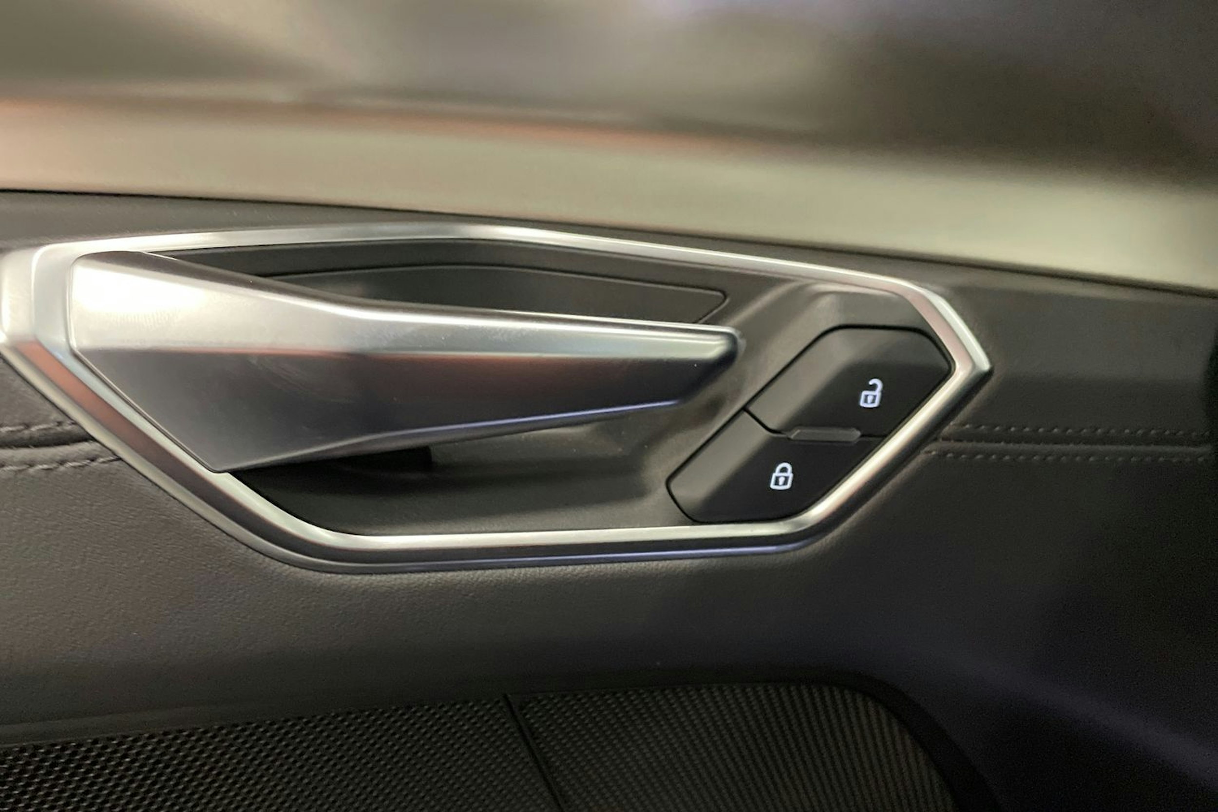 met. harmaa Audi e-tron GT 2023 kuva 44.