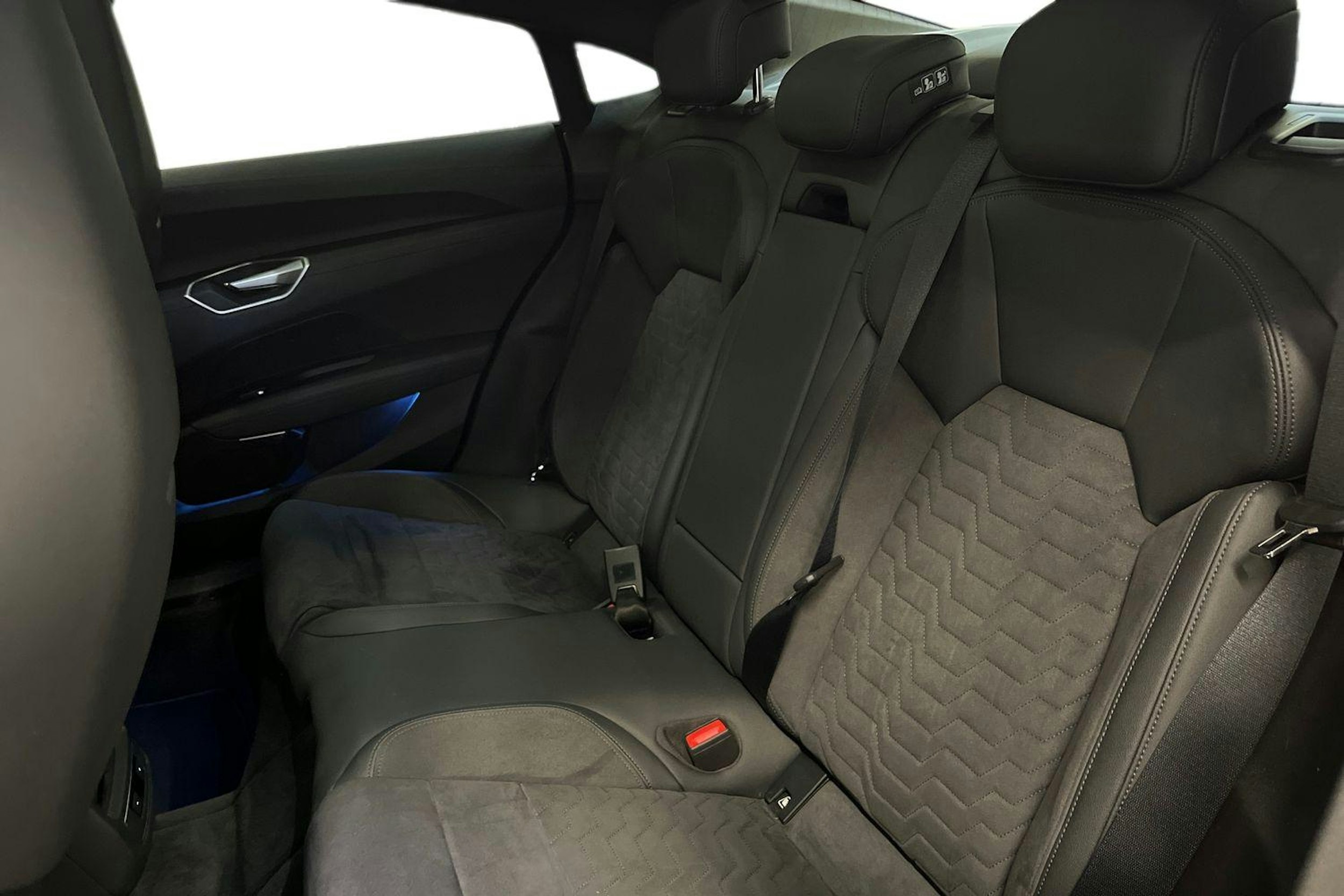 Musta Audi e-tron GT 2024 kuva 10.