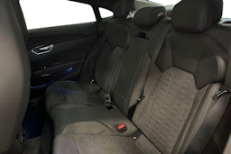 Musta Audi e-tron GT 2024 kuva 10.