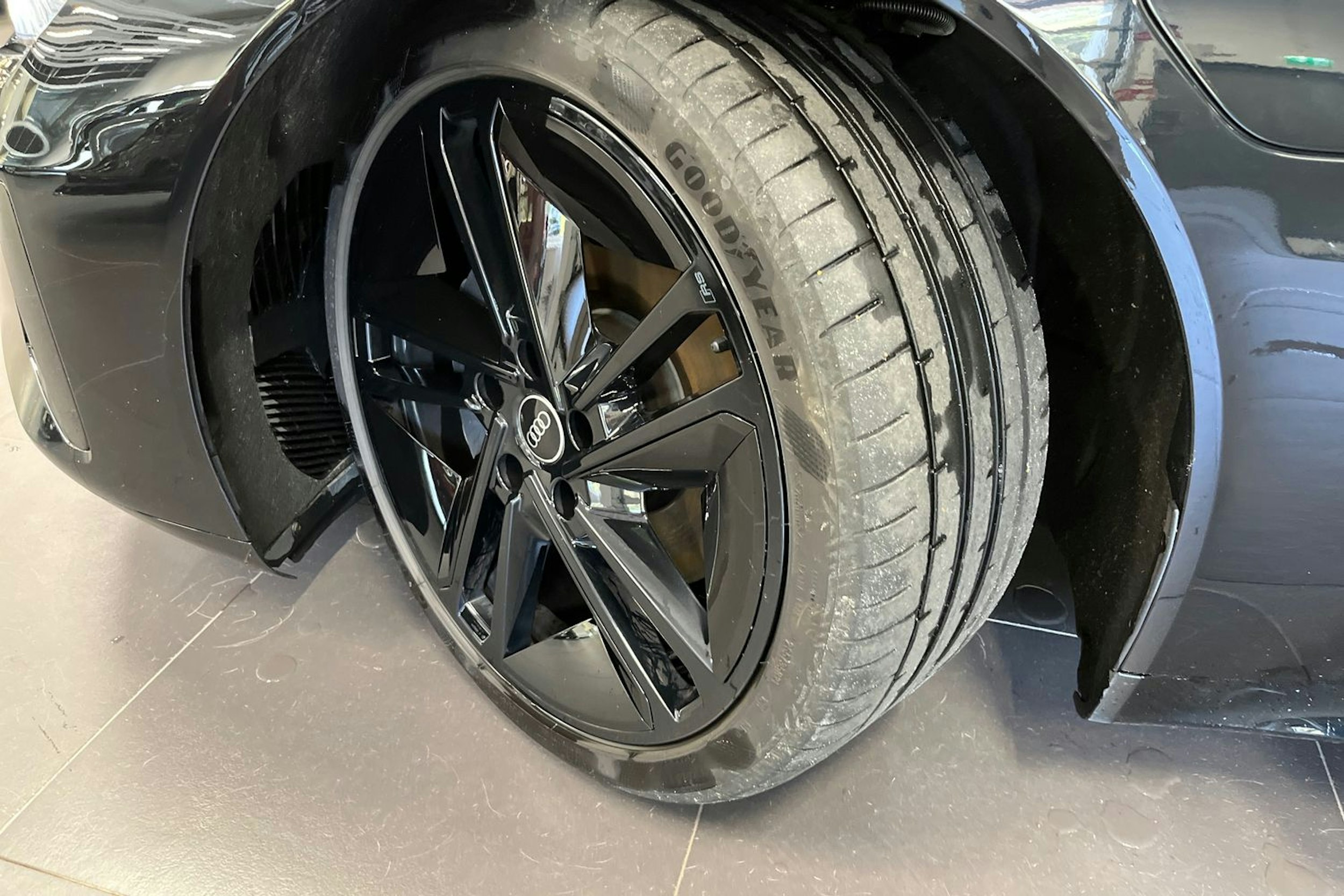 Musta Audi e-tron GT 2024 kuva 12.