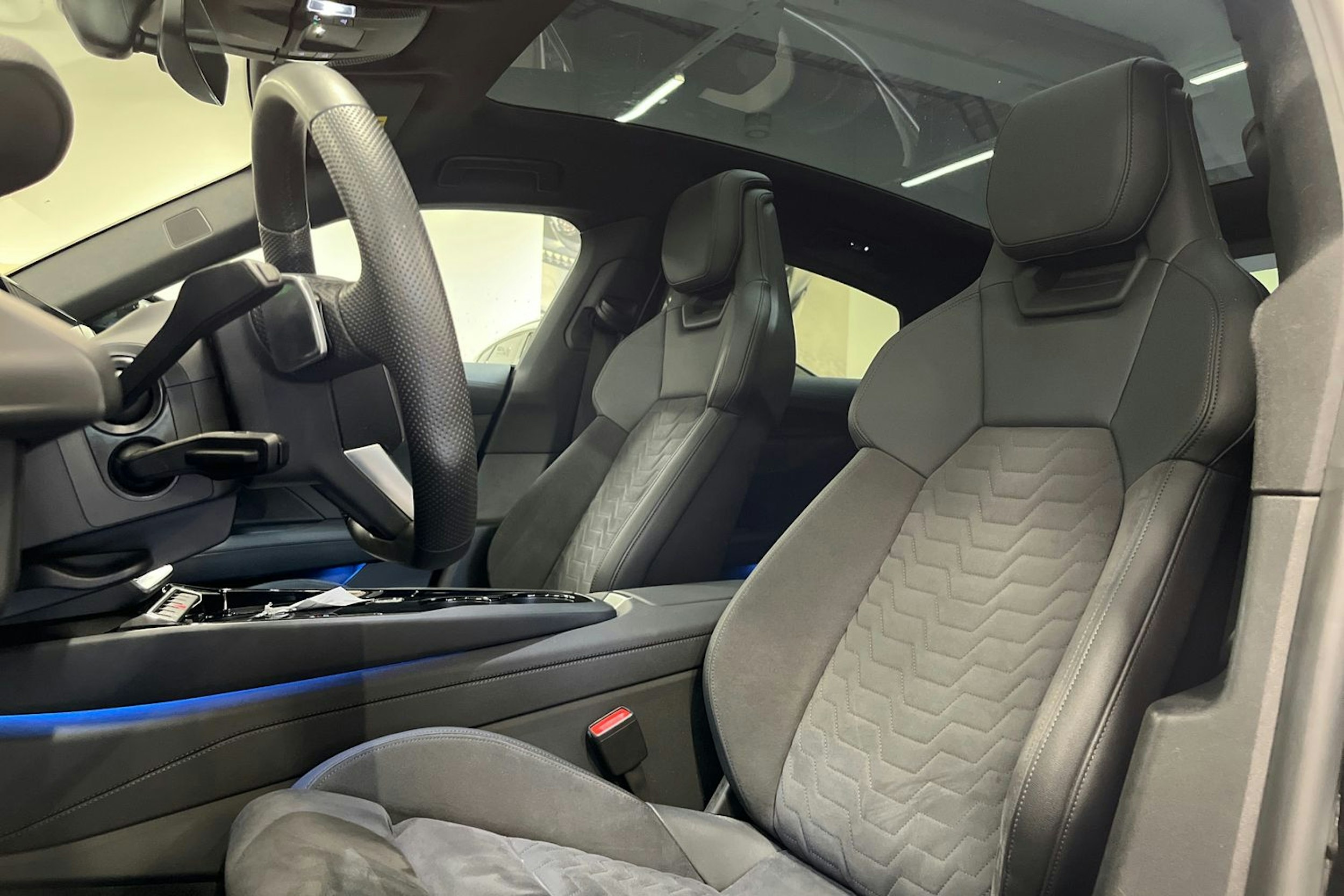 Musta Audi e-tron GT 2024 kuva 13.