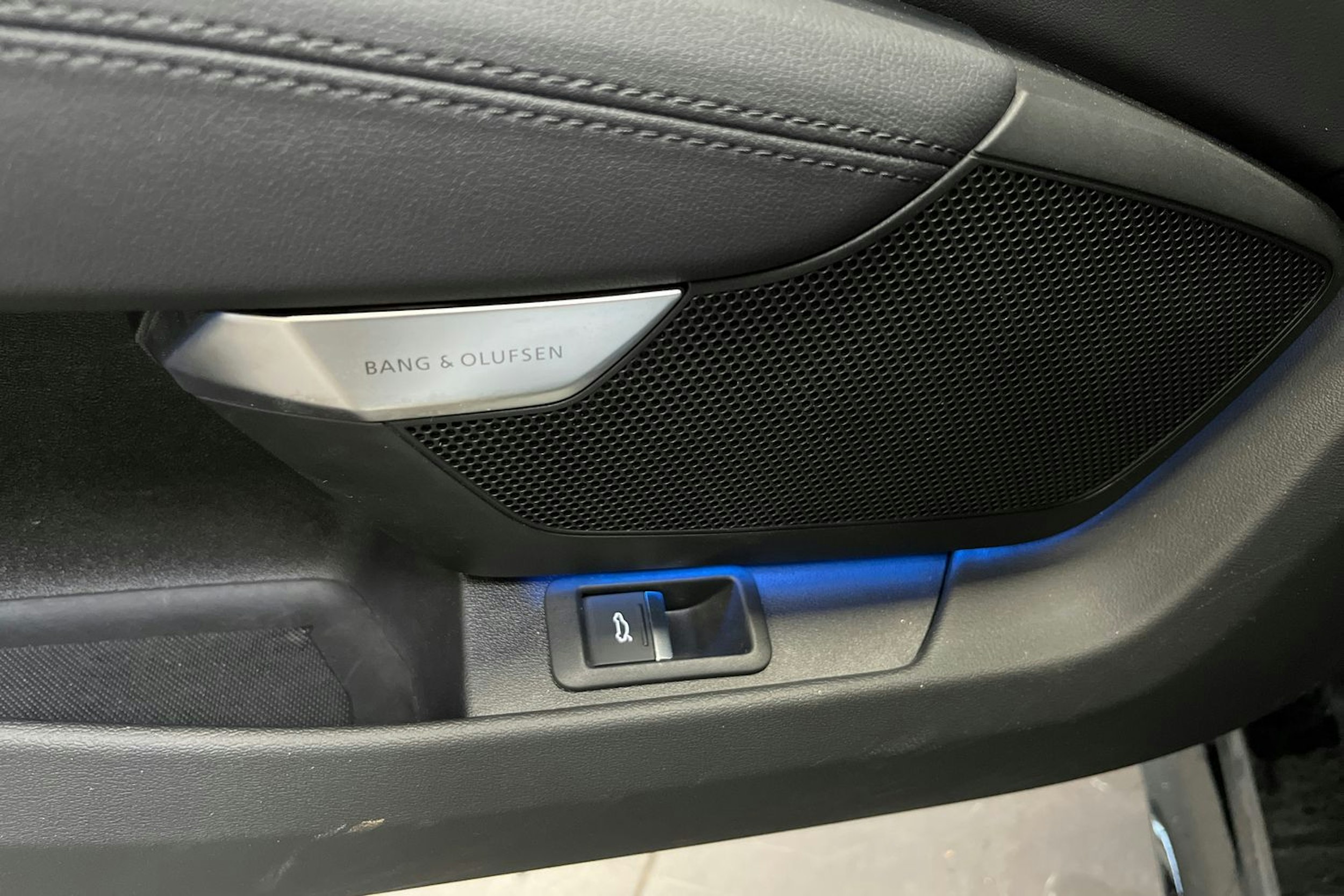 Musta Audi e-tron GT 2024 kuva 16.