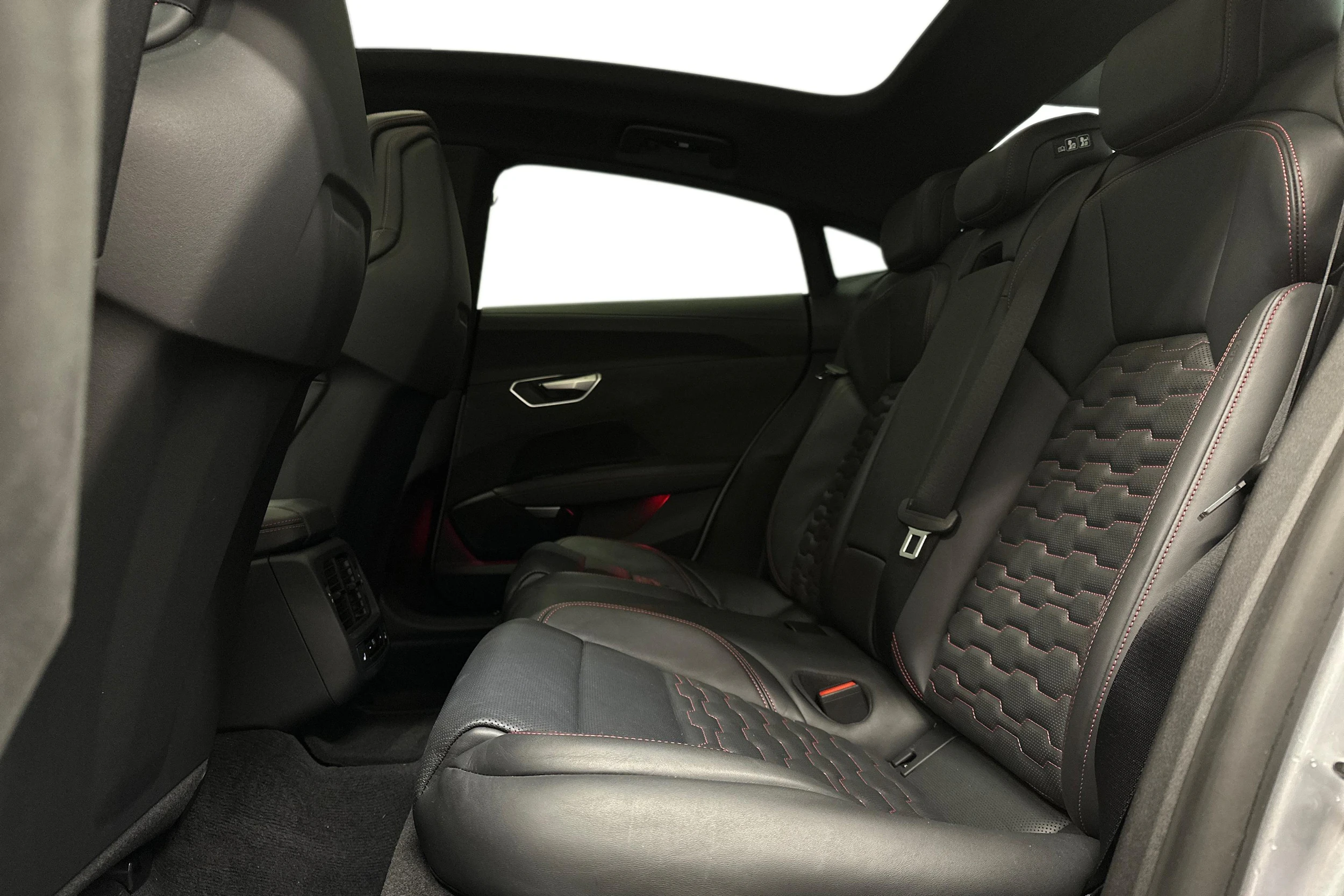 harmaa Audi e-tron GT 2025 kuva 8.