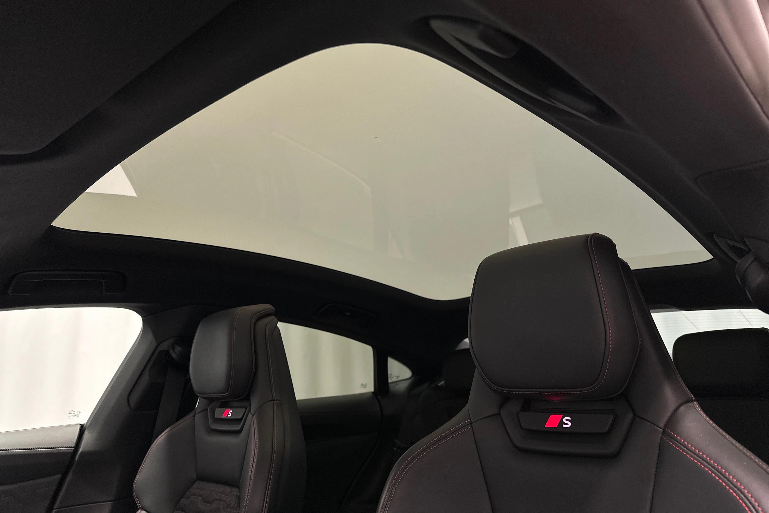 harmaa Audi e-tron GT 2025 kuva 28.