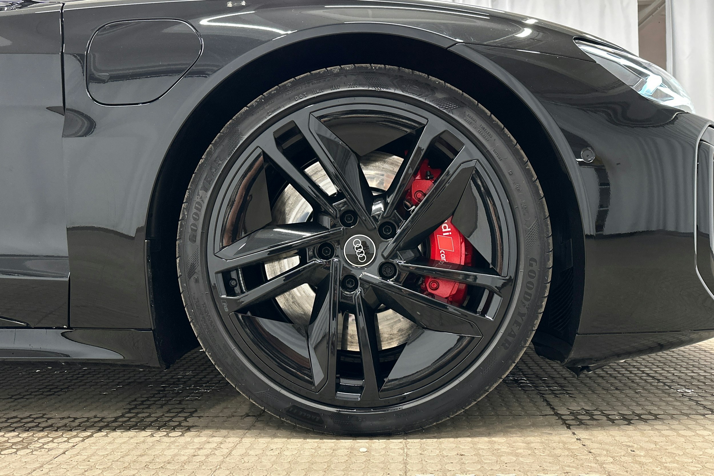 musta Audi e-tron GT 2025 kuva 11.