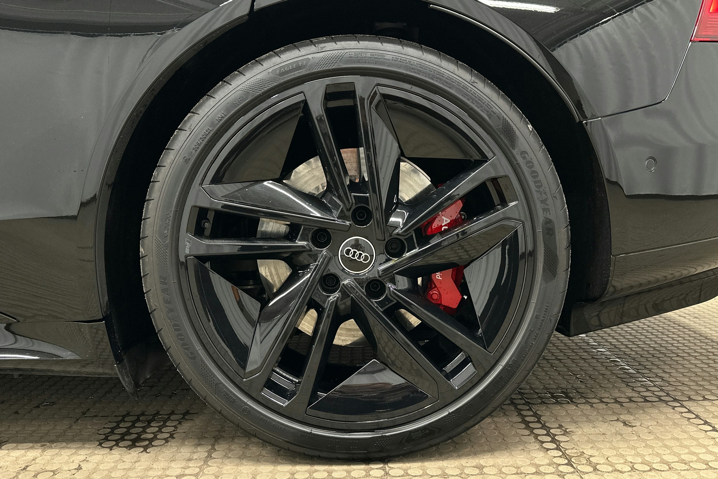 musta Audi e-tron GT 2025 kuva 12.