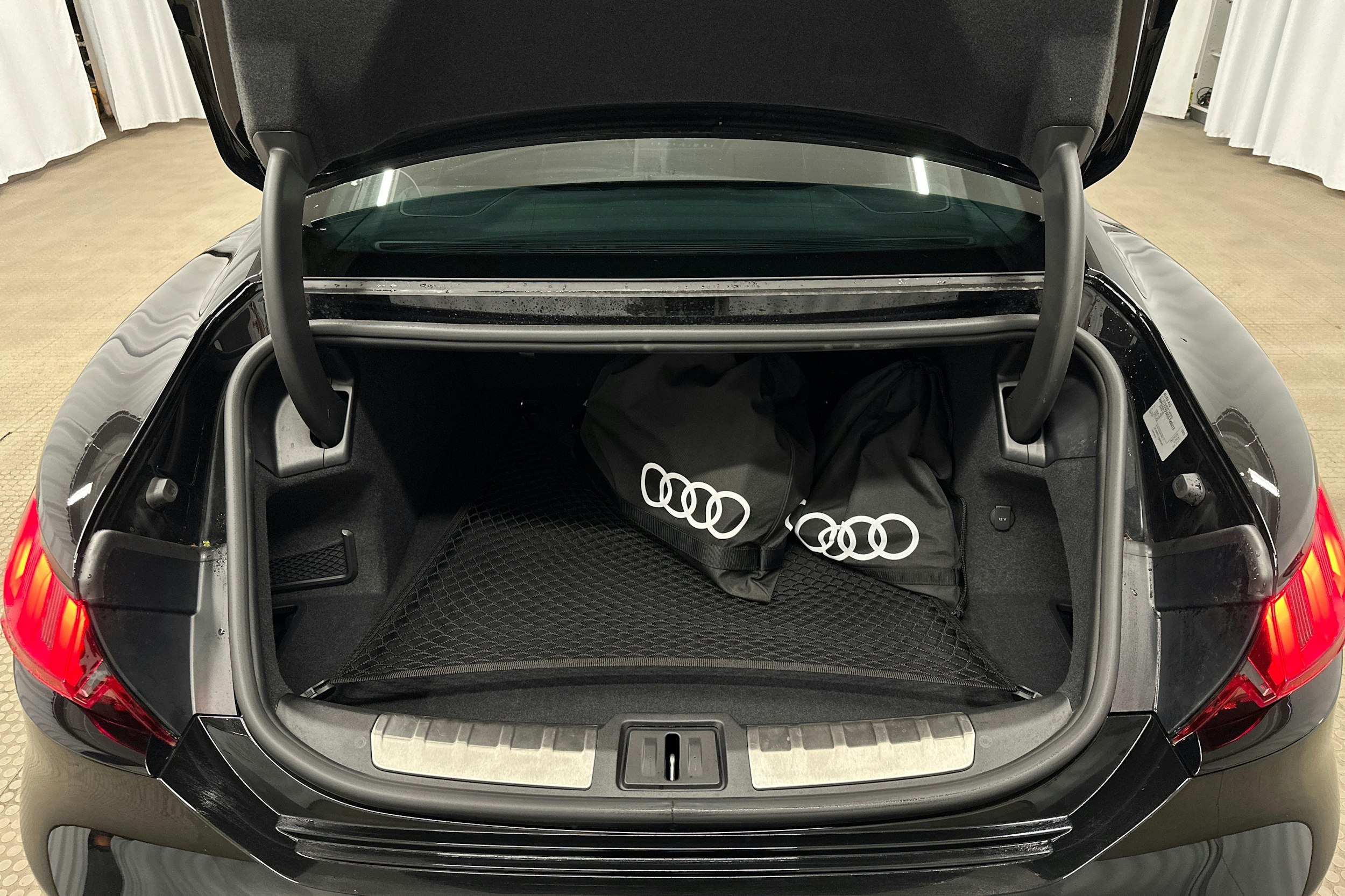 musta Audi e-tron GT 2025 kuva 35.