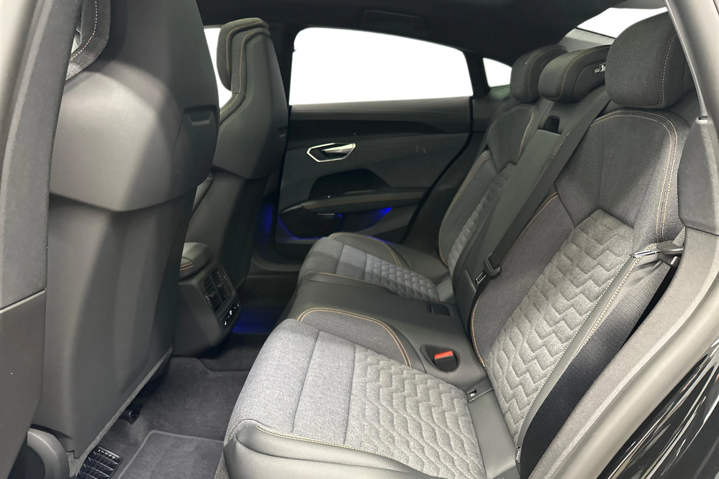 musta Audi e-tron GT 2025 kuva 8.