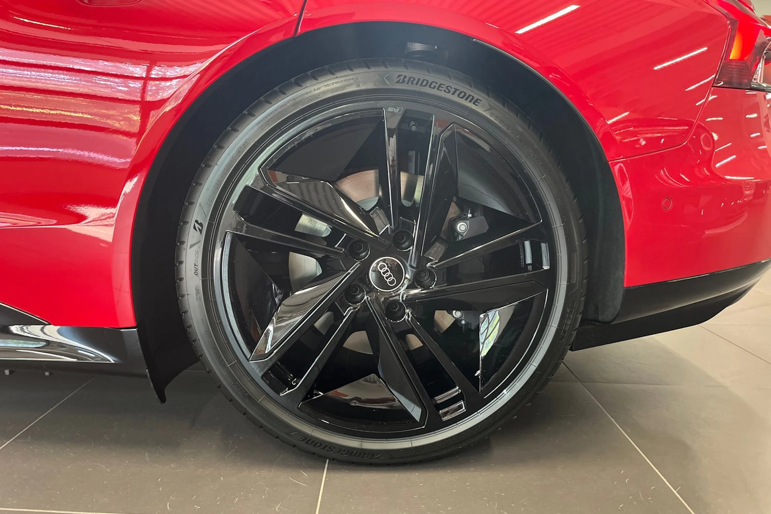 met. punainen Audi e-tron GT 2026 kuva 10.