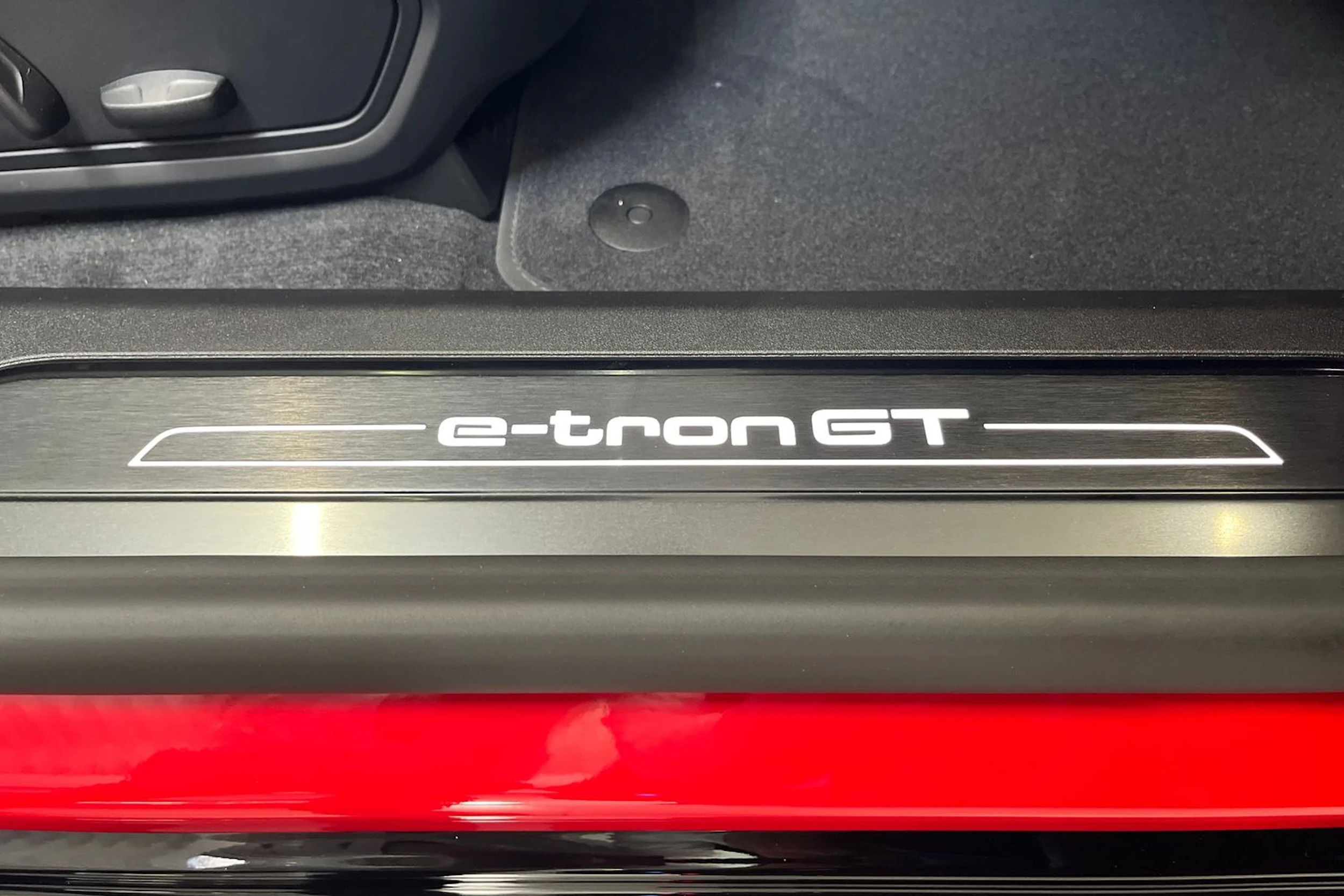 met. punainen Audi e-tron GT 2026 kuva 14.