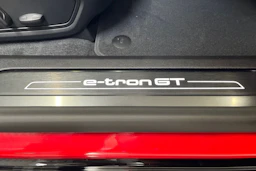 met. punainen Audi e-tron GT 2026 kuva 14.