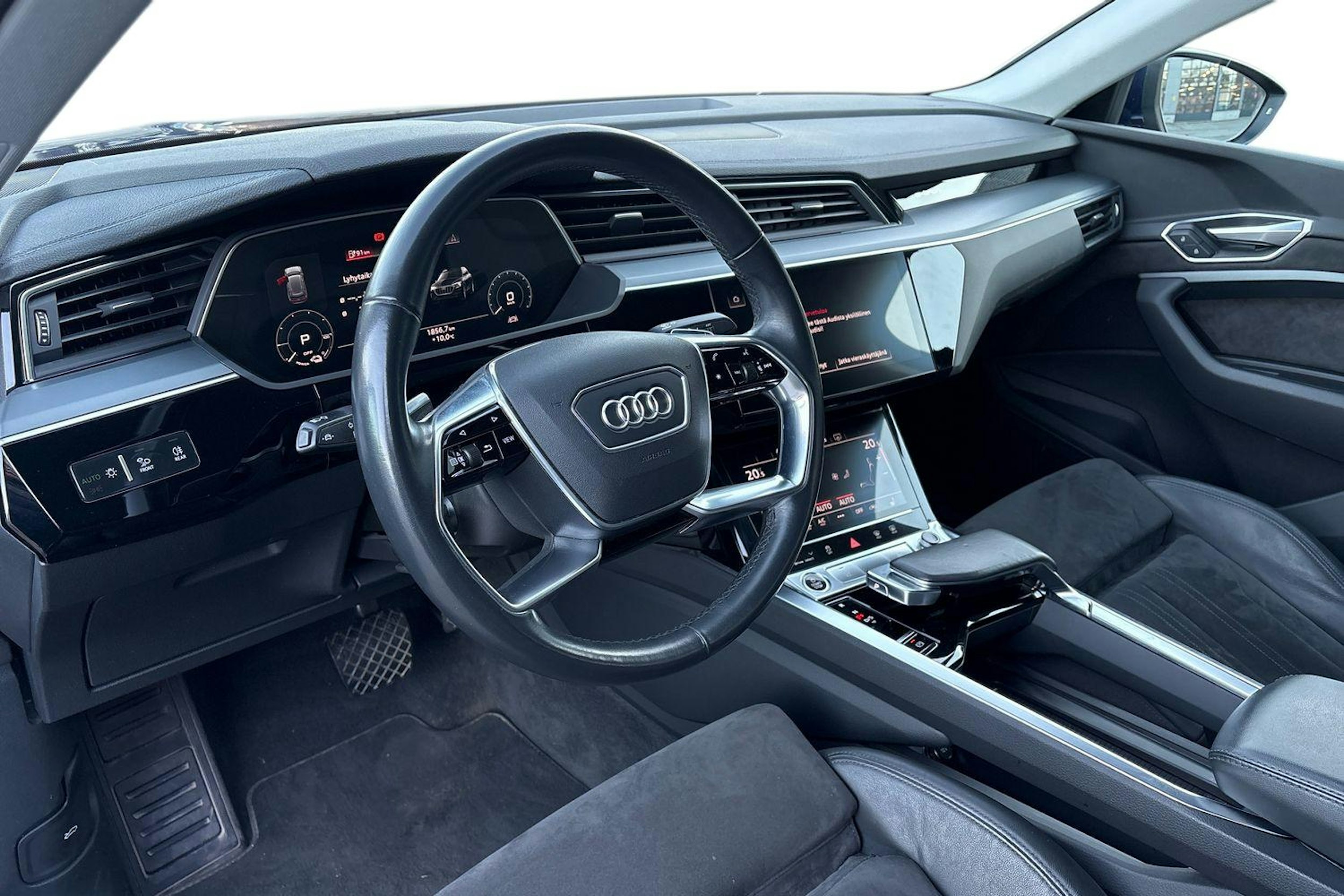 Sininen Audi e-tron 2021 kuva 25.