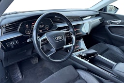 Sininen Audi e-tron 2021 kuva 25.