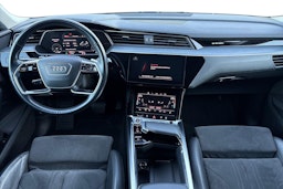 Sininen Audi e-tron 2021 kuva 27.